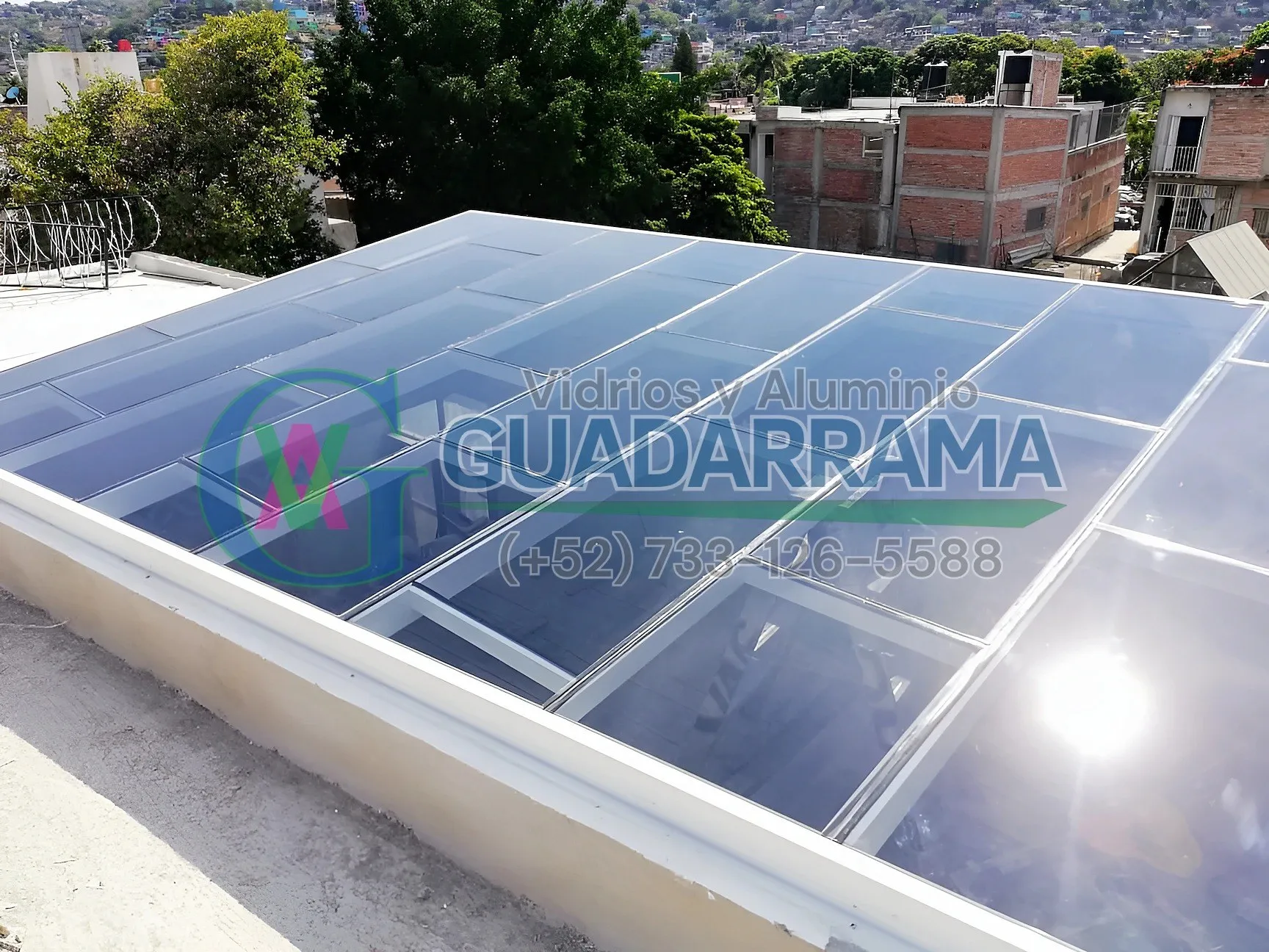 Domo fijo en aluminio blanco con vidrio filtrasol y película de seguridad, perfecto para iluminar espacios exteriores sin sacrificar la protección solar.