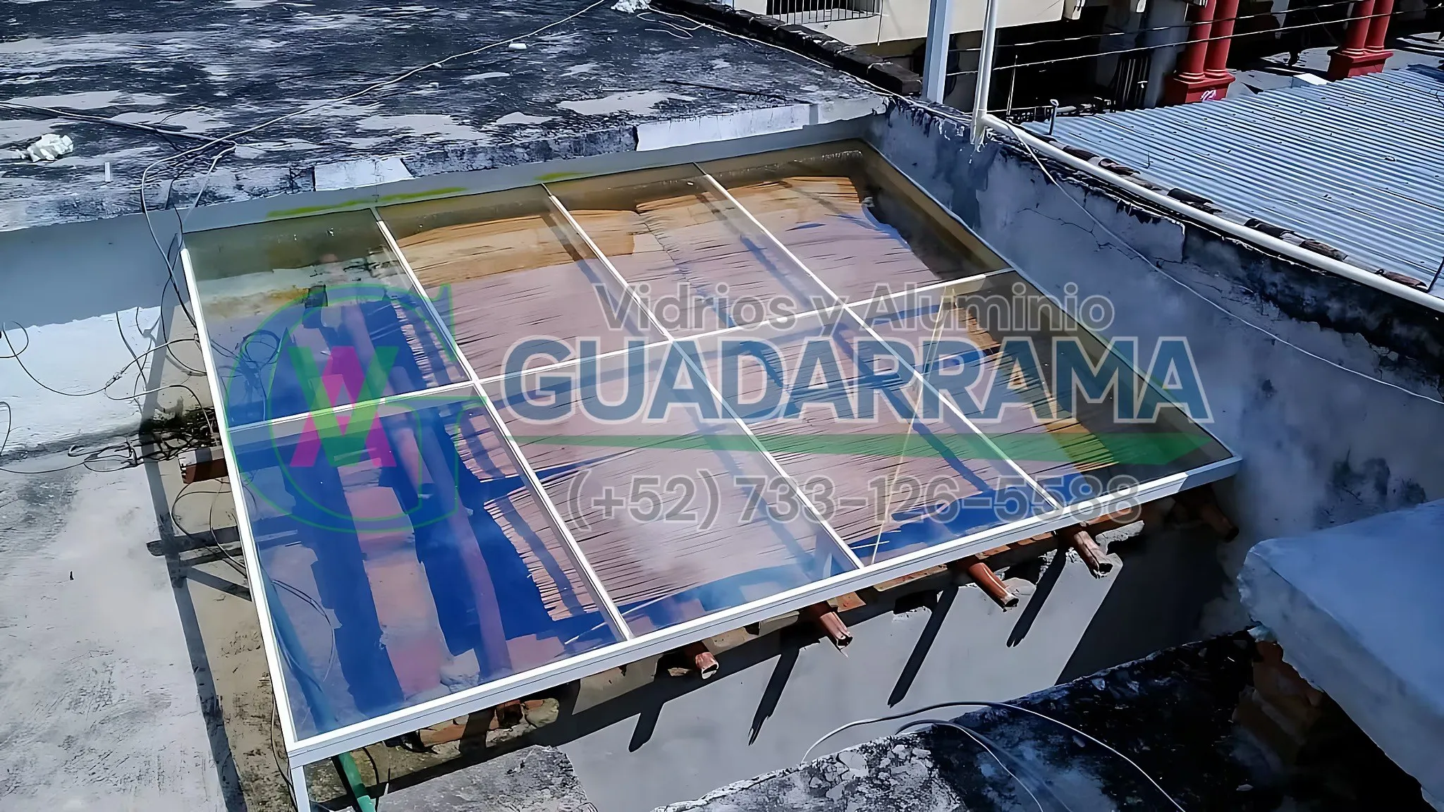 Domos fijos de aluminio blanco con vidrio filtrasol y película de seguridad, ideales para techos exteriores que necesitan filtrar luz solar sin sacrificar la protección.