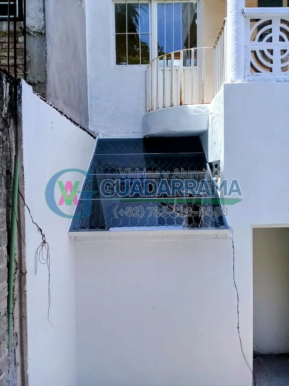 Un domo fijo en aluminio blanco con vidrio filtrasol y película de seguridad, perfecto para iluminar espacios exteriores con control solar y protección.