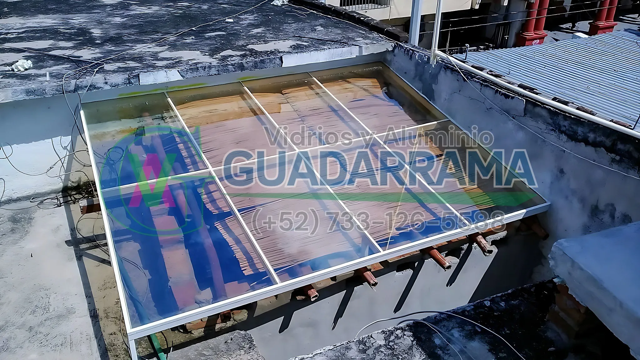 Un domo de aluminio blanco para exterior, con panel de vidrio transparente fijo.