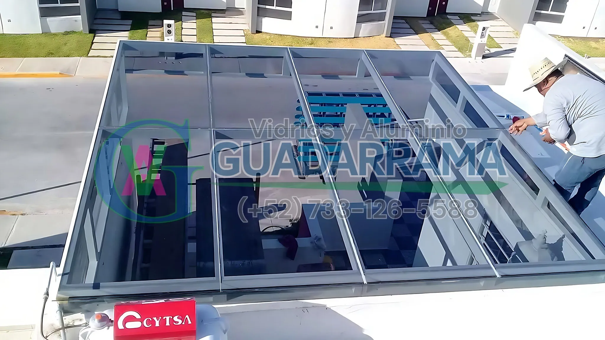 Un domo de vidrio filtrasol para exterior, con acabado translúcido que filtra la luz solar directa.