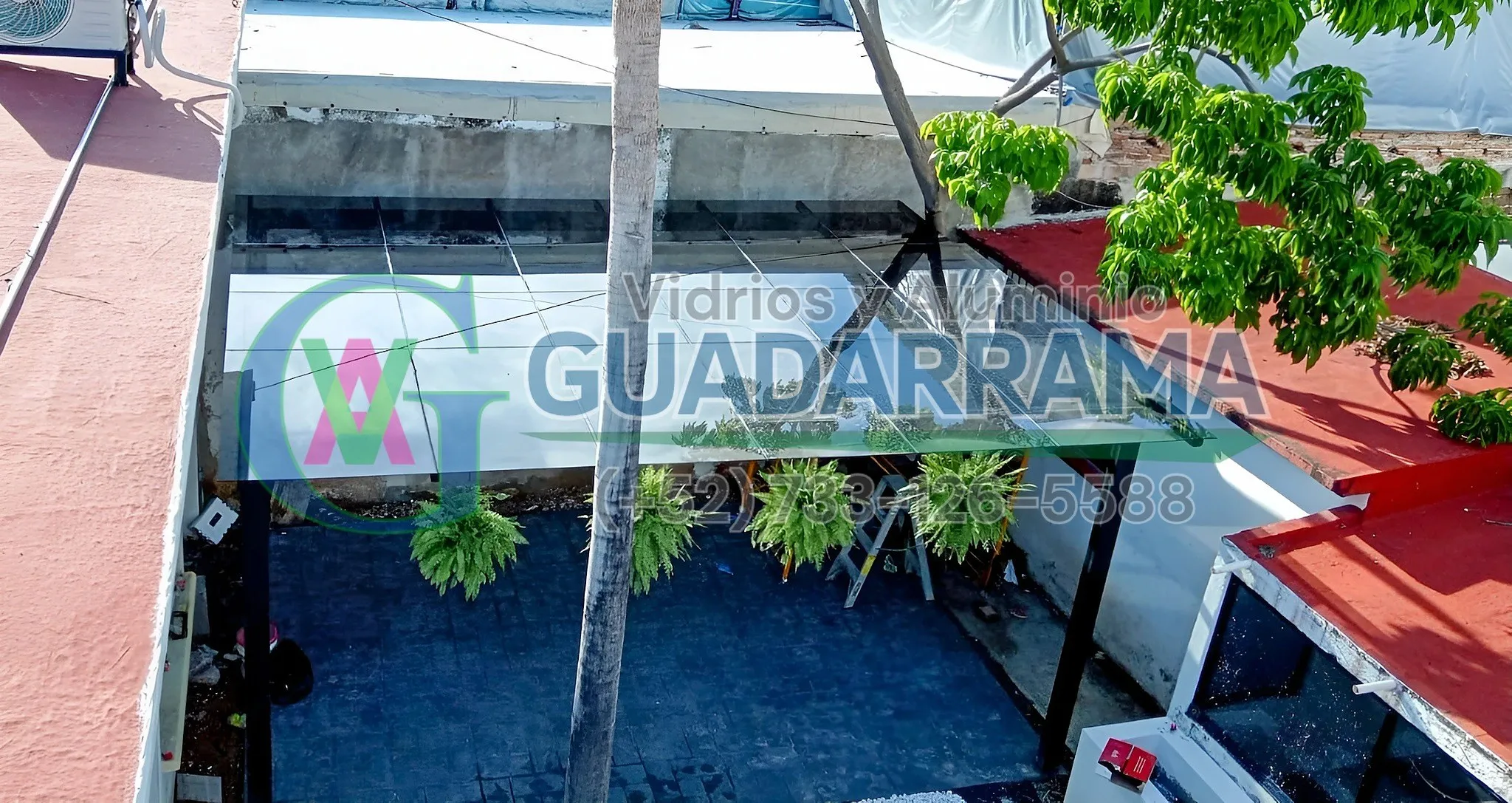 Domo fijo con vidrio filtrasol y película de seguridad, instalado en estructura de aluminio negro para uso en exterior.