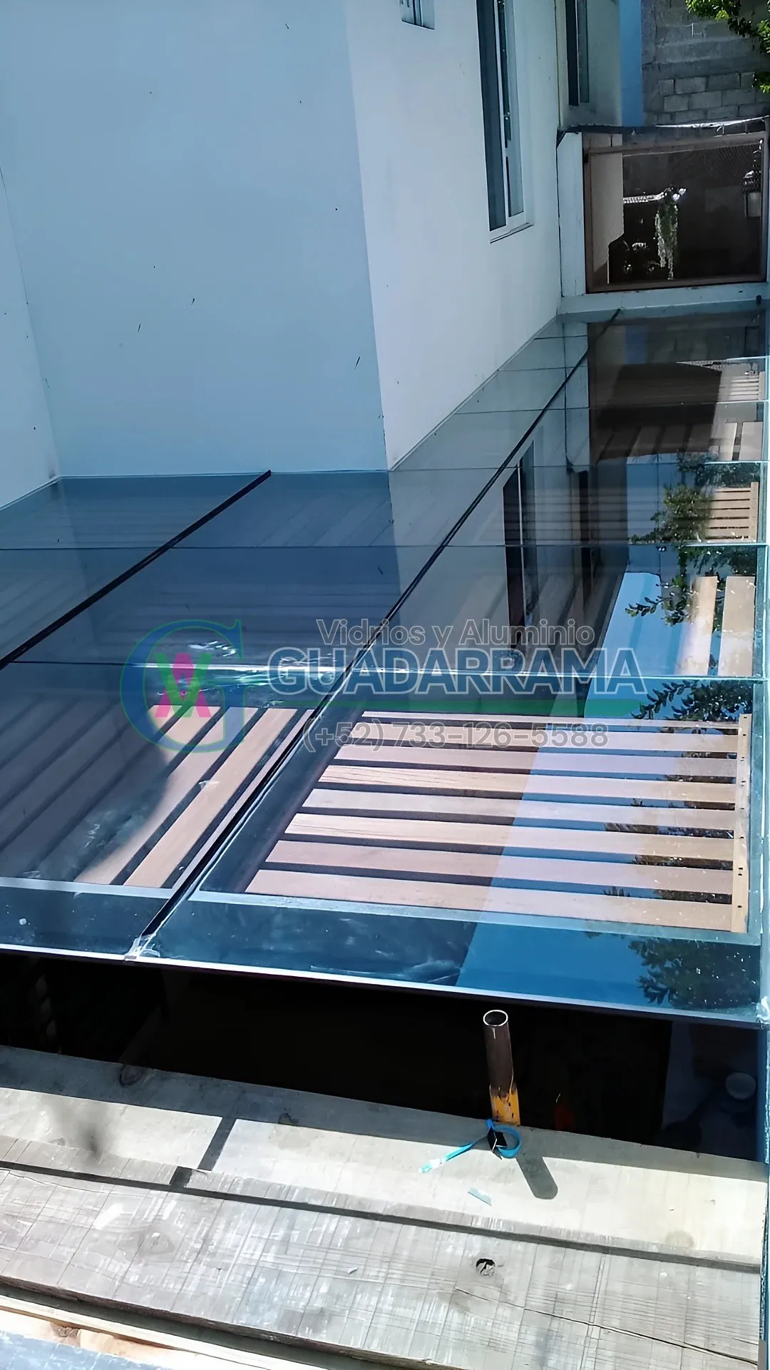 Domos fijos de vidrio filtrasol con película de seguridad, en acabado negro para exteriores.
