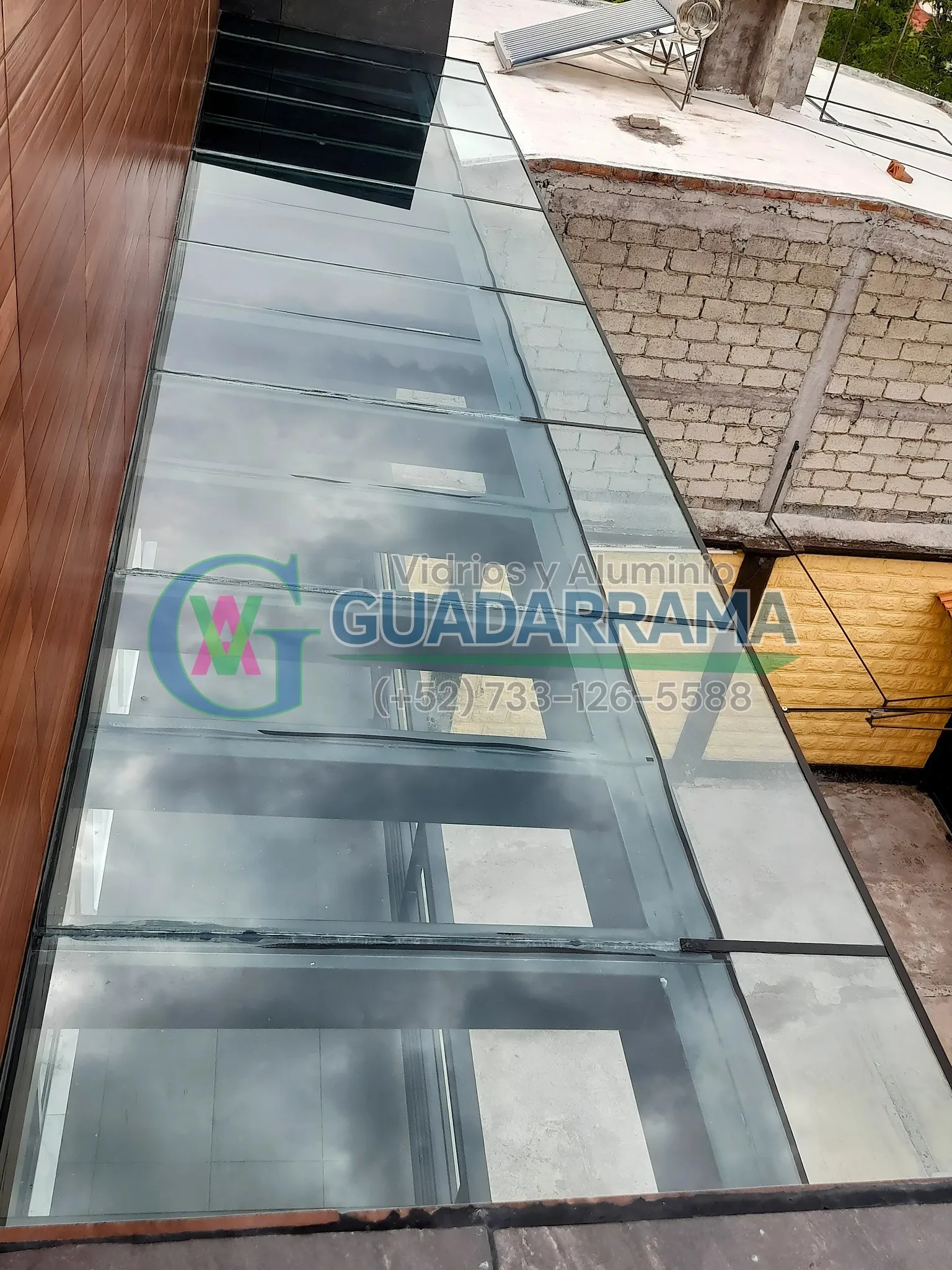 Domo exterior en aluminio negro con vidrio filtrasol y película de seguridad: control solar y protección en un solo diseño.