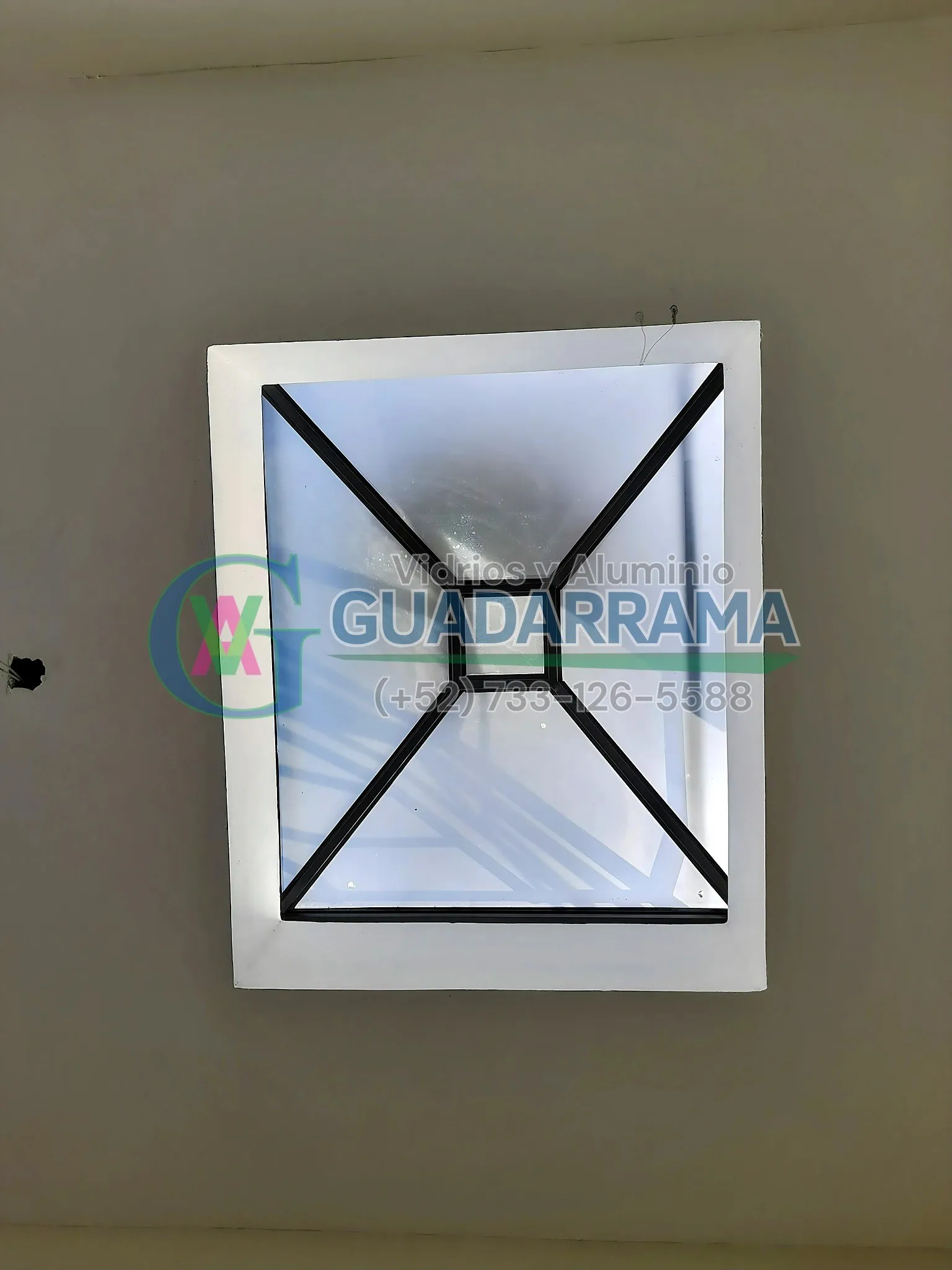 Domos fijos de aluminio negro con vidrio transparente esmerilado y película de seguridad, ideales para exteriores que buscan luz difusa y protección.
