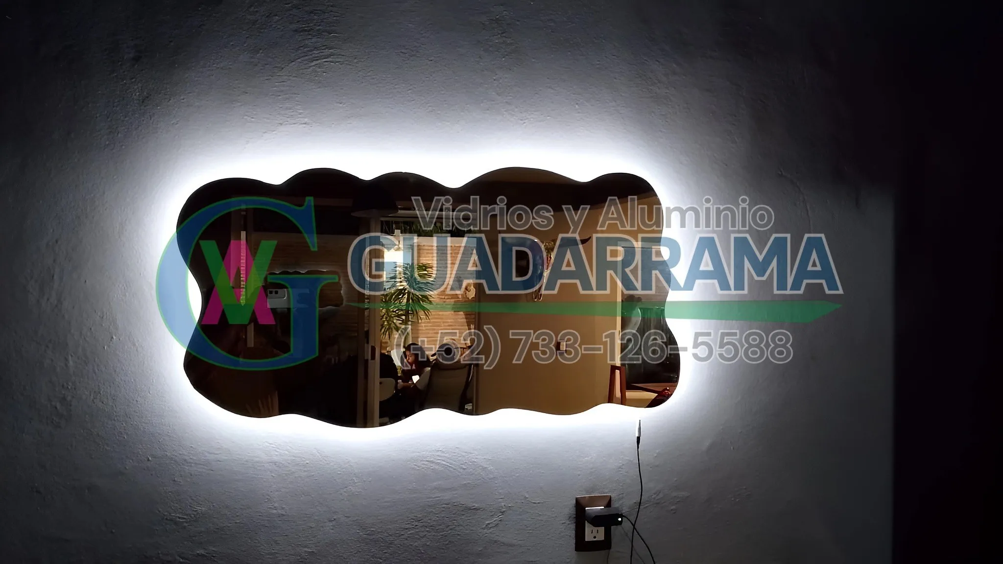 Un espejo de baño con forma de nube y luz LED integrada.