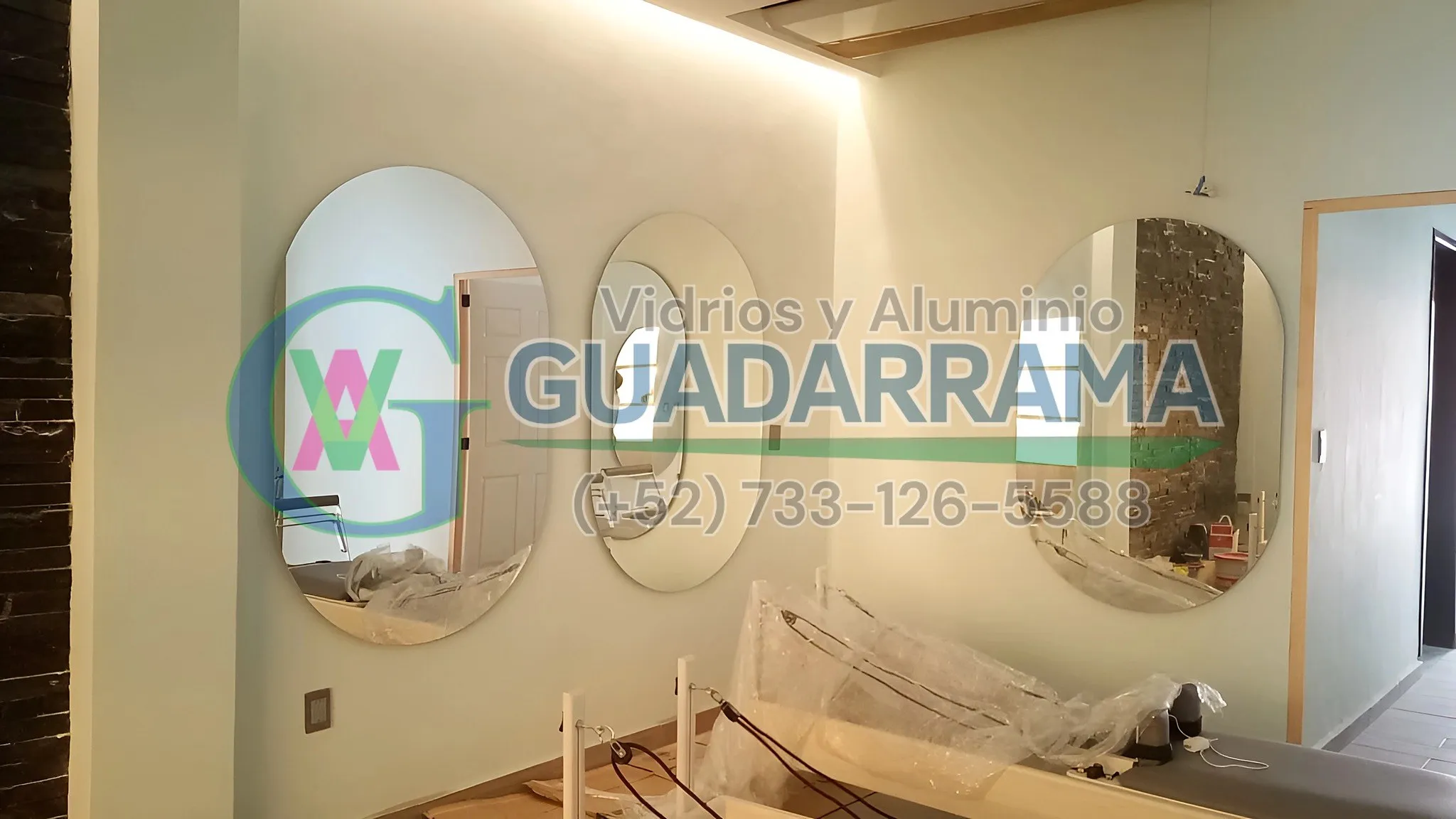 Llevamos la personalidad a tu estudio con estos espejos en diseño ovalado, perfectos para darle un toque especial al espacio.