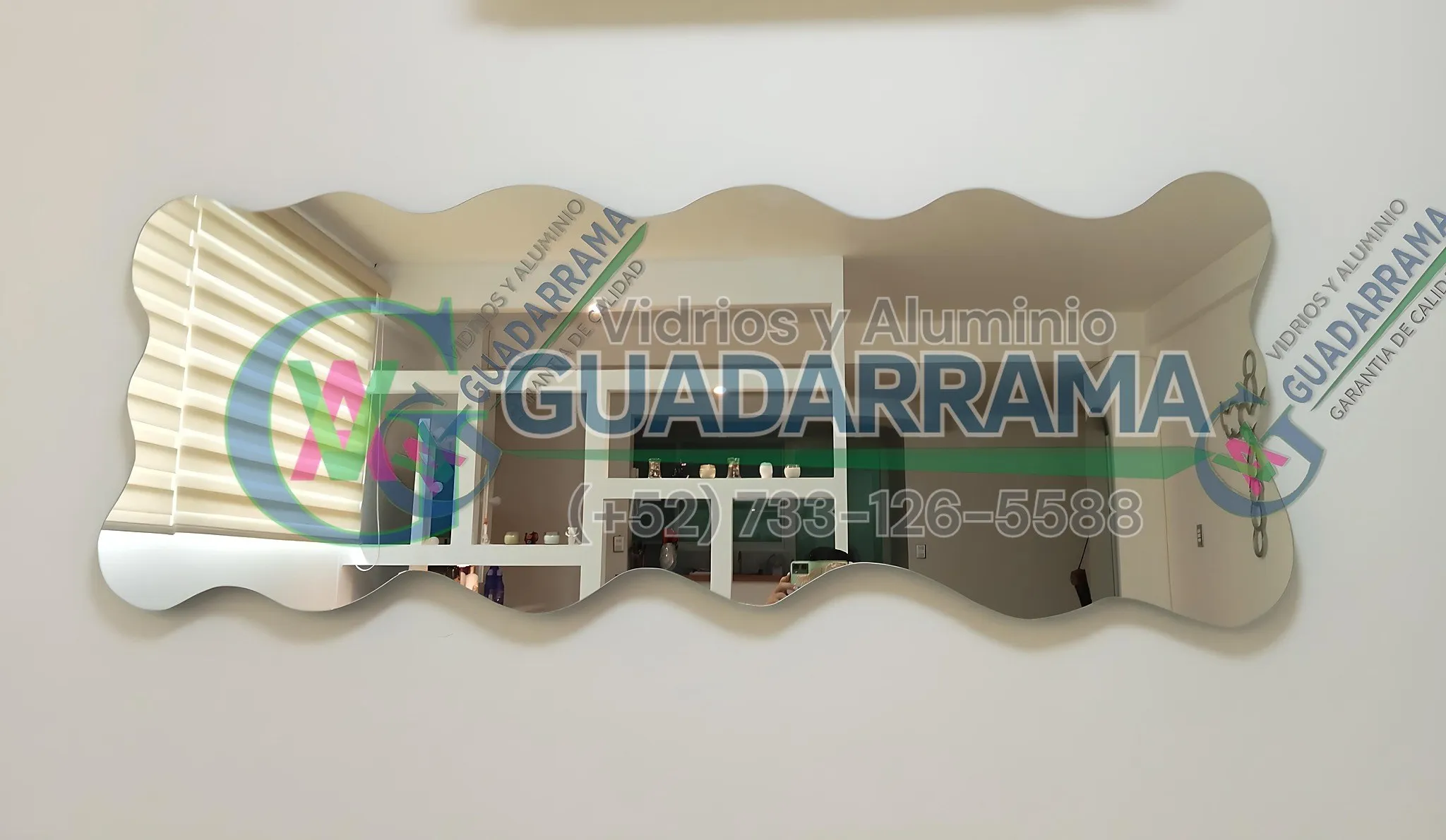 Este espejo flotante de forma irregular le da un toque único y dinámico al espacio, instalado como panel fijo para resaltar la decoración.