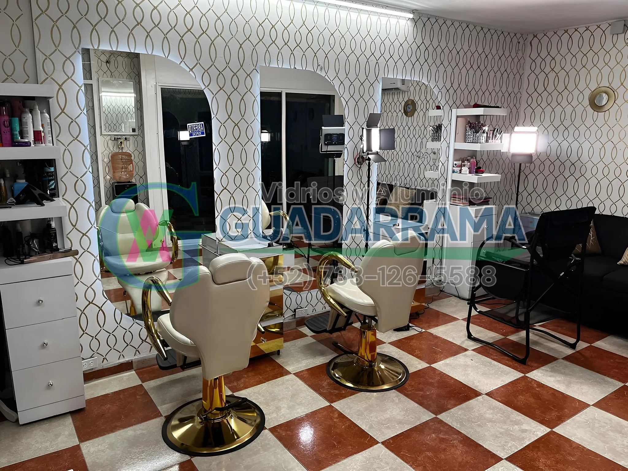 Un acabado que combina funcionalidad y diseño: espejo con luz LED integrada para un toque moderno y elegante.
