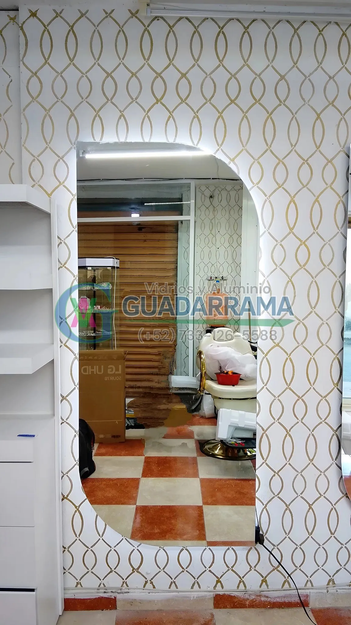 Un espejo con un acabado curvo que añade un toque elegante y moderno a cualquier espacio.