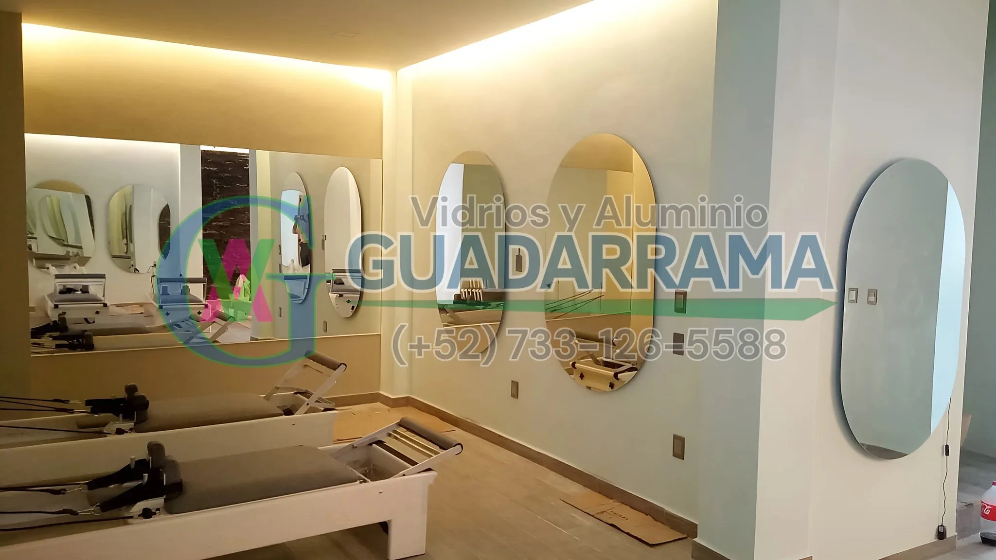 Espejos flotantes en óvalo fabricados a la medida para un estudio.