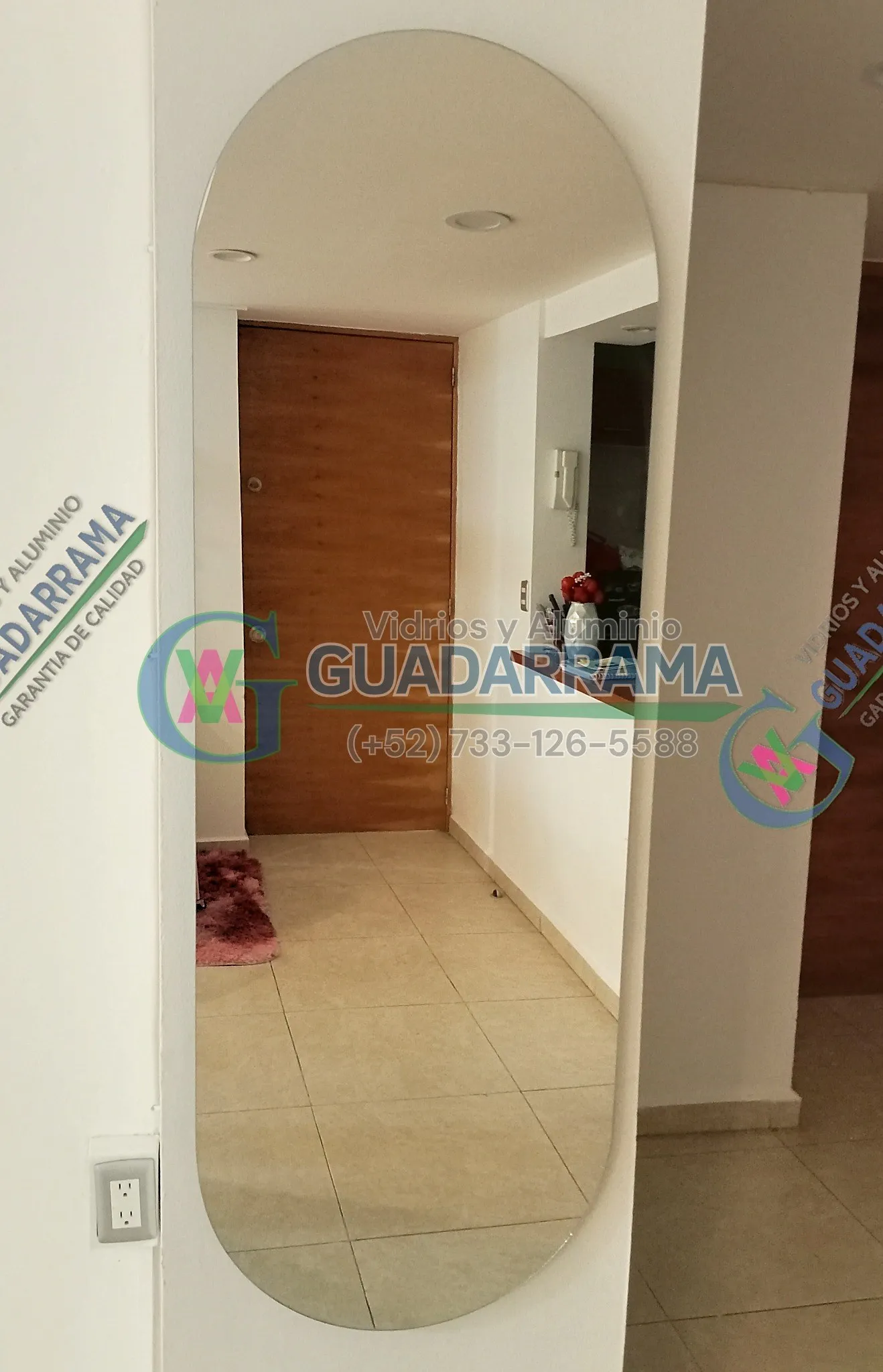 Un espejo con forma de óvalo, ideal para oficinas que buscan un toque de distinción.