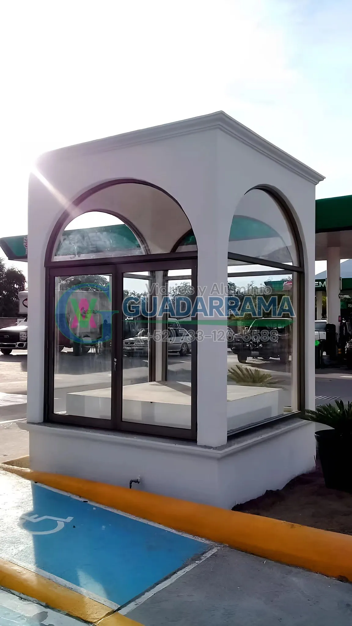Un trabajo especial que nos gusta compartir: un cancel fijo en aluminio champagne con vidrio transparente curvo, con película de seguridad, ideal para un nicho exterior.