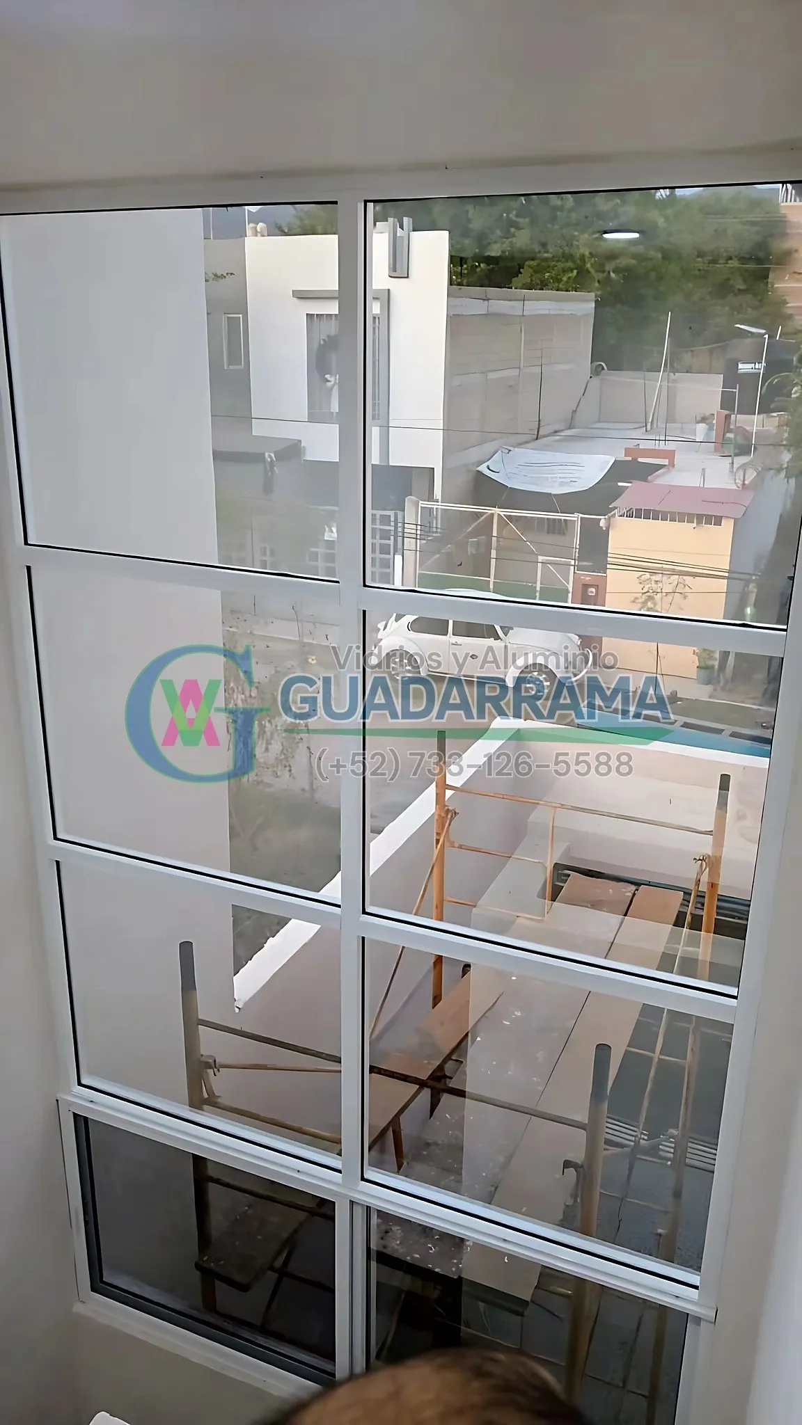 Instalamos este panel fijo en aluminio blanco, combinado con vidrio reflectasol para un excelente control solar y una lámina de seguridad extra.