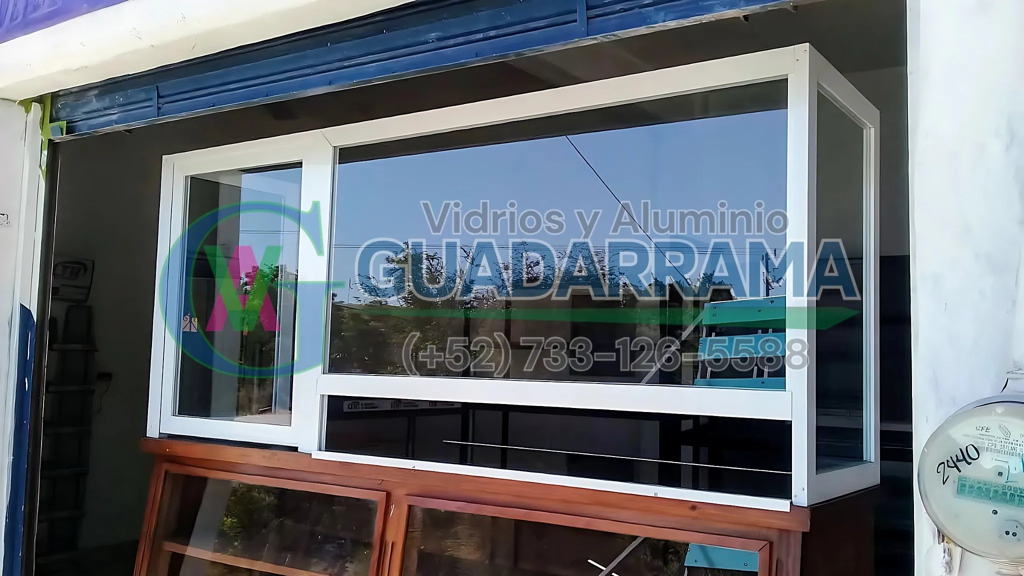 En VAG armamos esta vitrina de aluminio blanco con vidrio fijo y película de seguridad, ideal para exhibir productos en fachada o interior de local sin sacrificar visibilidad ni pr