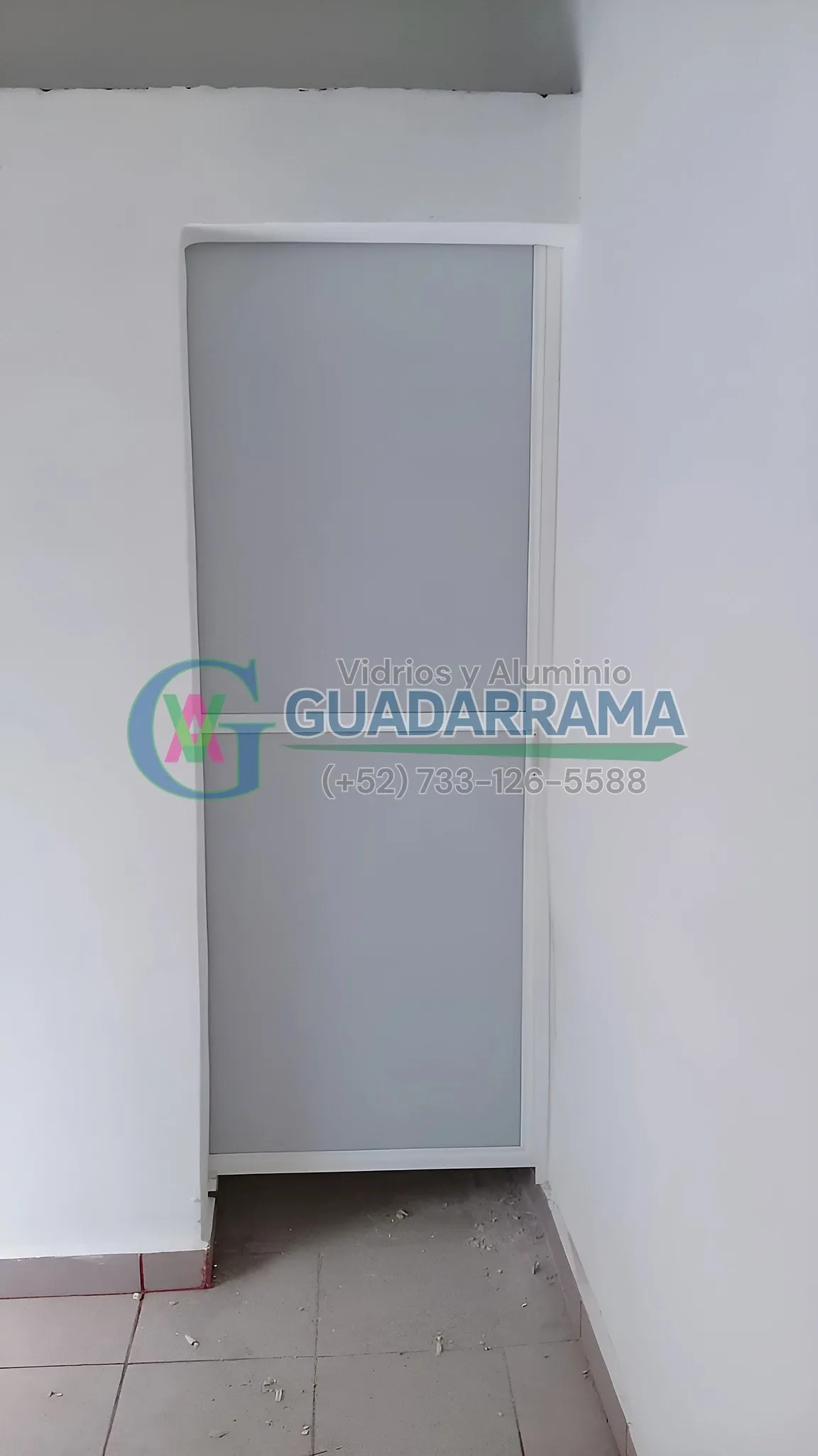 Puerta abatible para baño en color blanco.