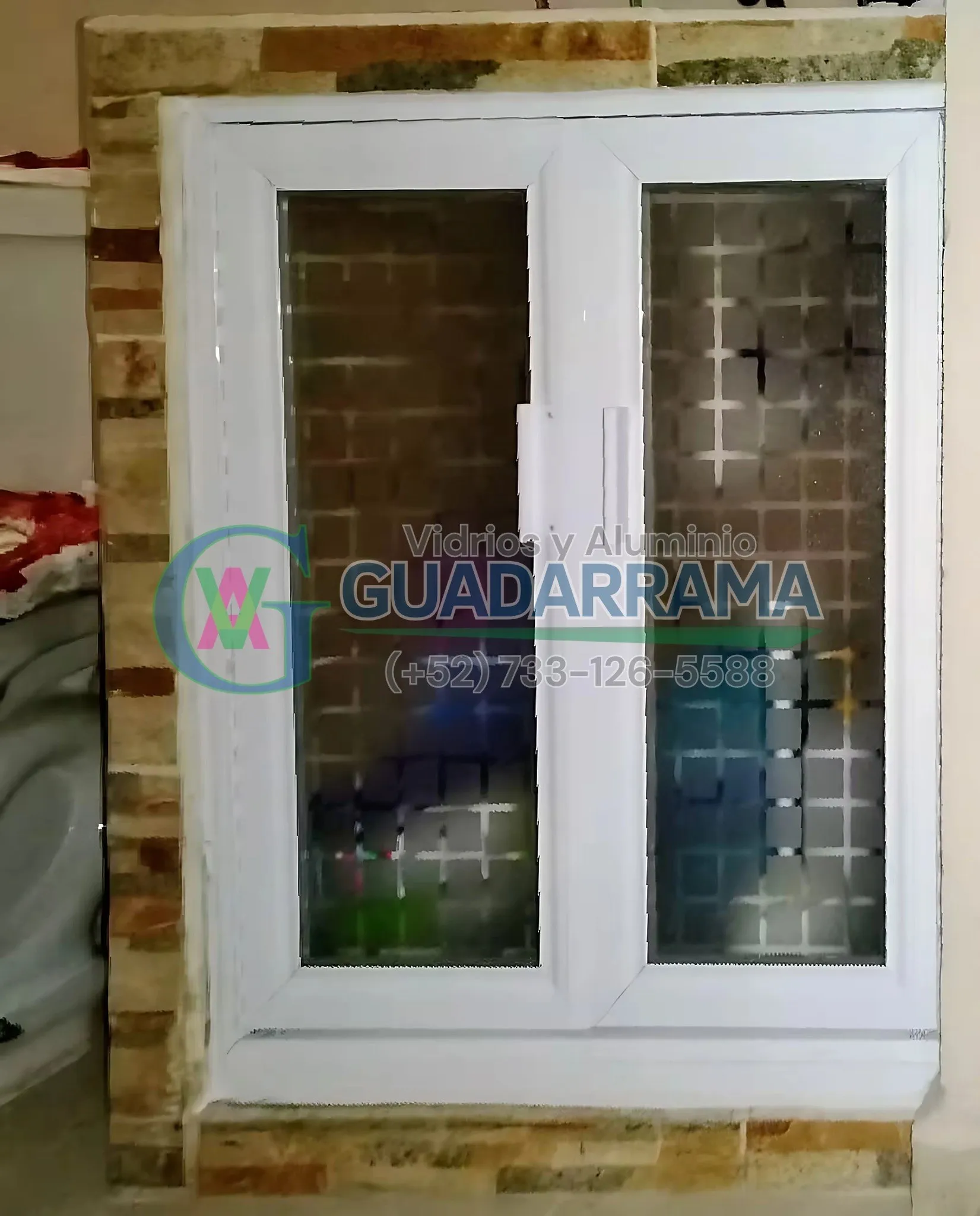 Puerta abatible en blanco para baño, con panel de plástico a cuadros que aporta detalle y privacidad al espacio.