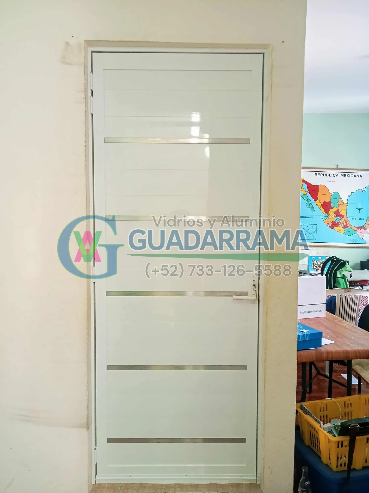 Puerta abatible en blanco con acabado de duela lisa, ideal para mantener la armonía y funcionalidad del baño.