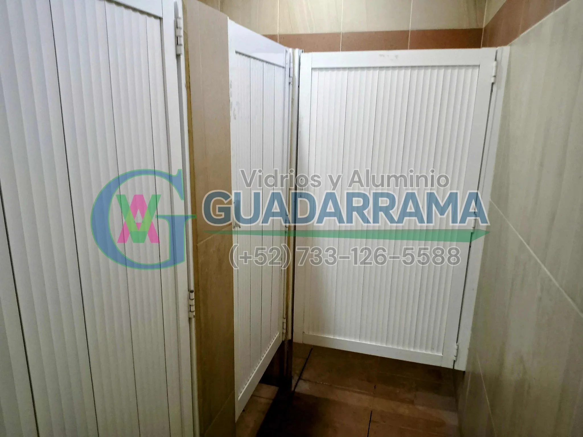En Vidrios y Aluminio Guadarrama preparamos esta puerta abatible de aluminio en blanco para baño, incorporando una elegante duela de ondas que aporta un toque de diseño y permite u