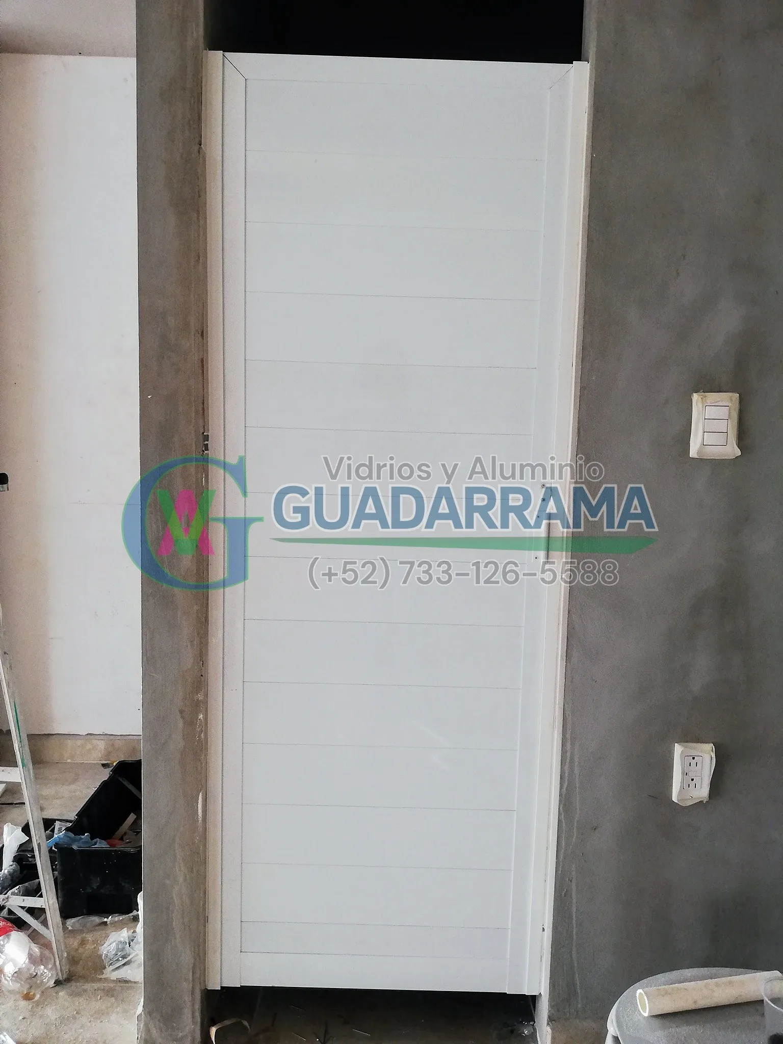 Puerta para baño en aluminio blanco.