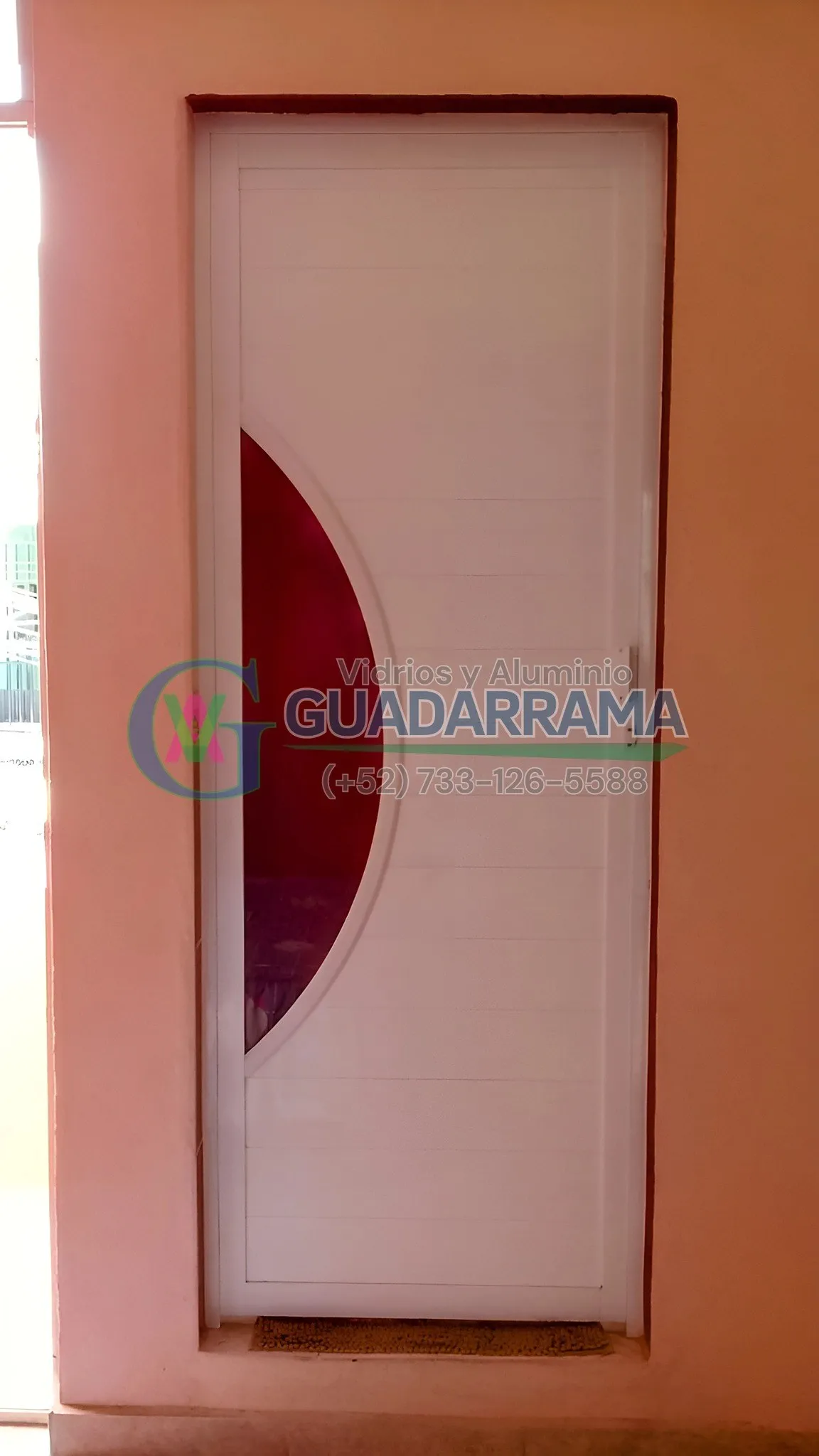 Puerta abatible en aluminio blanco.