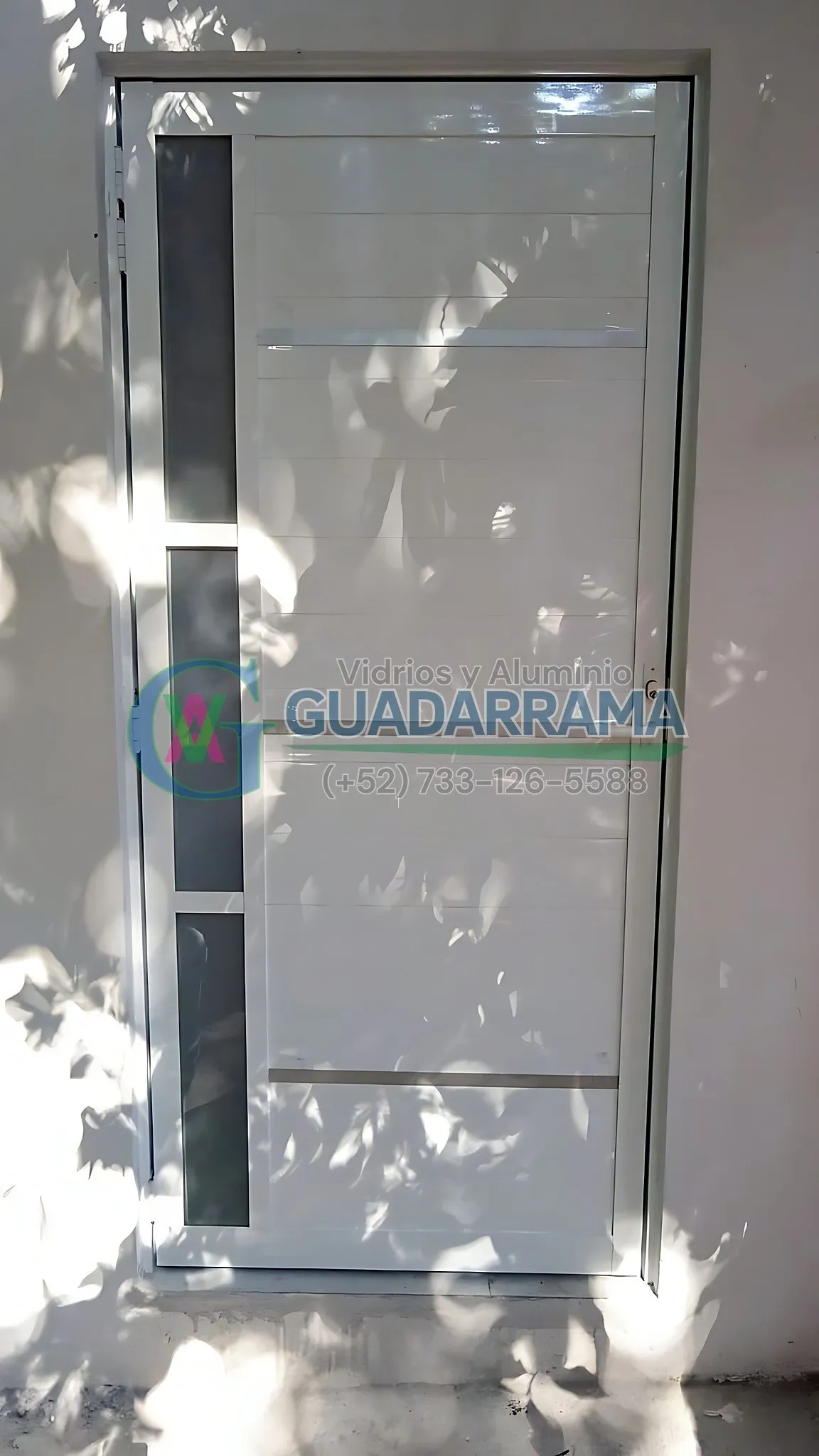 Una puerta abatible en aluminio blanco, perfecta para divisiones o accesos.