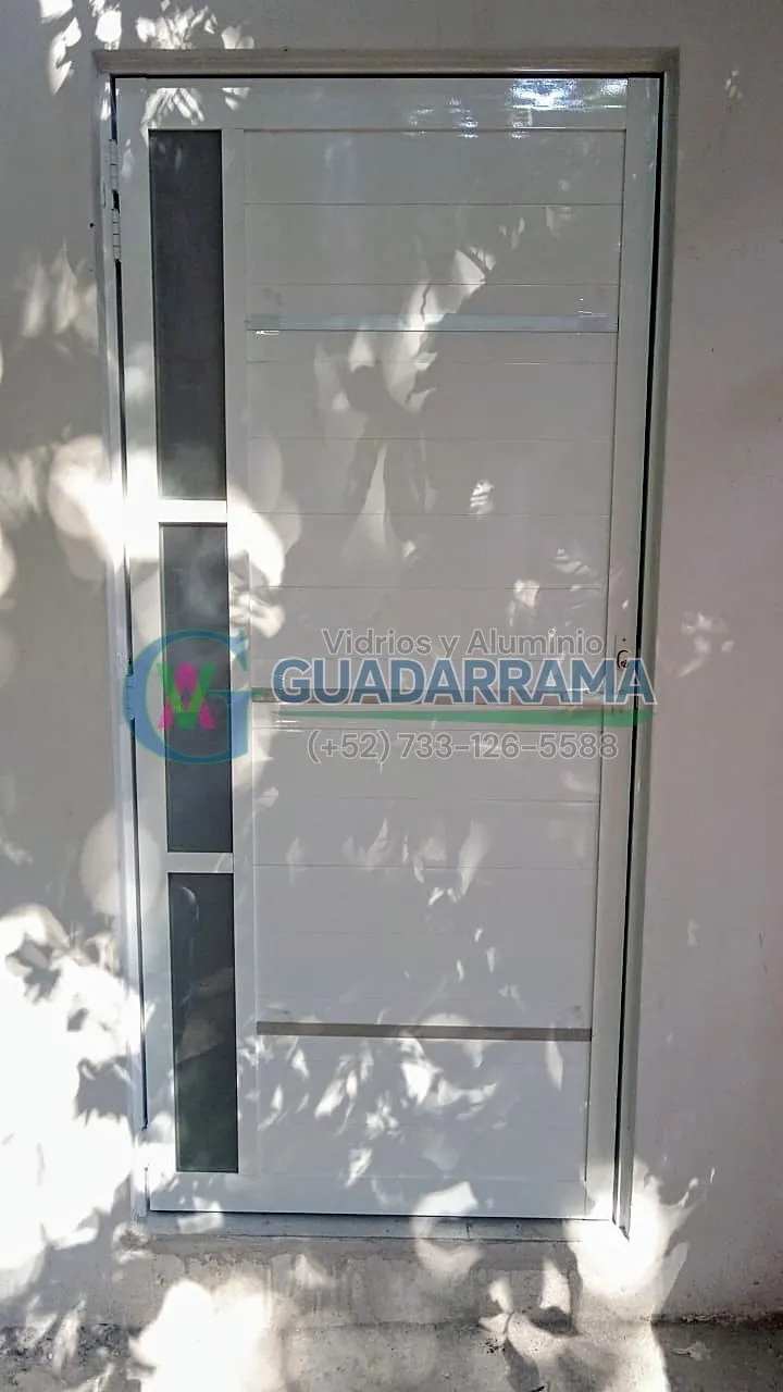 Una puerta abatible en aluminio blanco, perfecta para divisiones o accesos.