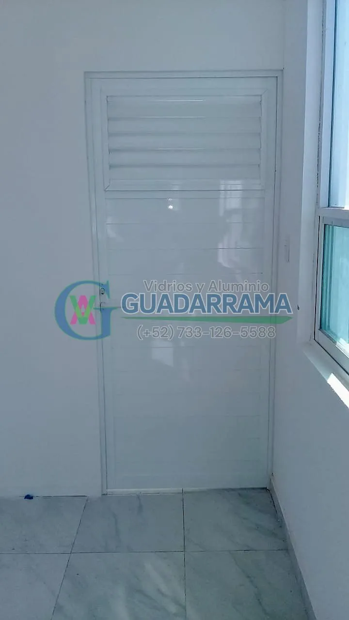Puerta abatible en aluminio blanco, un diseño funcional y elegante para cualquier espacio.