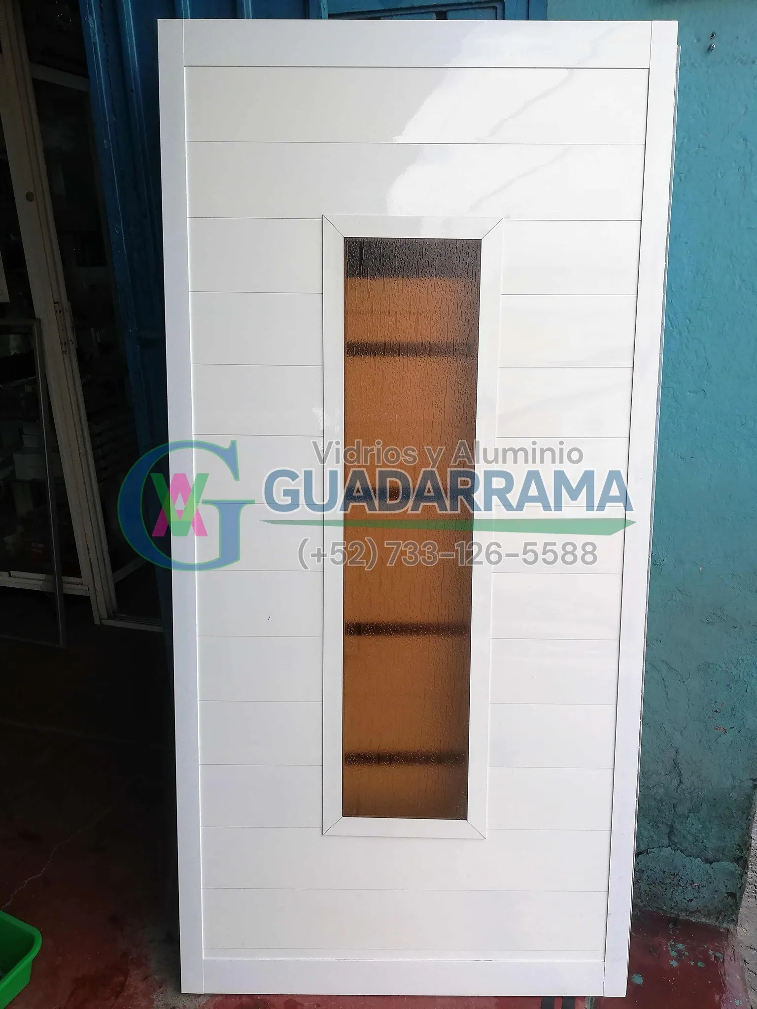 Instalamos esta puerta abatible en blanco con panel de plástico ambar y duela lisa, un diseño práctico que aporta calidez y privacidad al espacio.