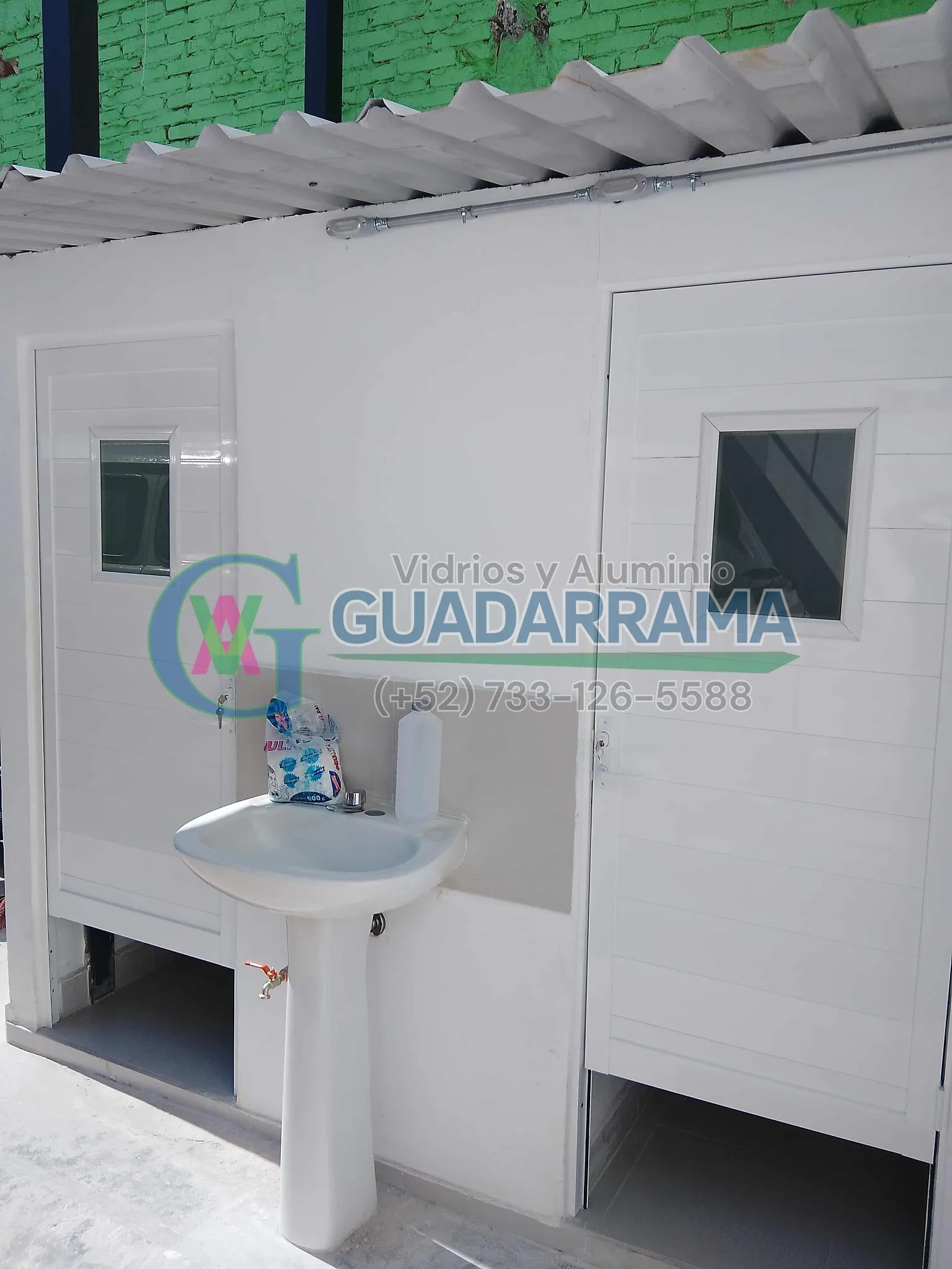 Puerta abatible en aluminio blanco para baño, con panel de vidrio filtrasol y película esmerilada para tu privacidad.