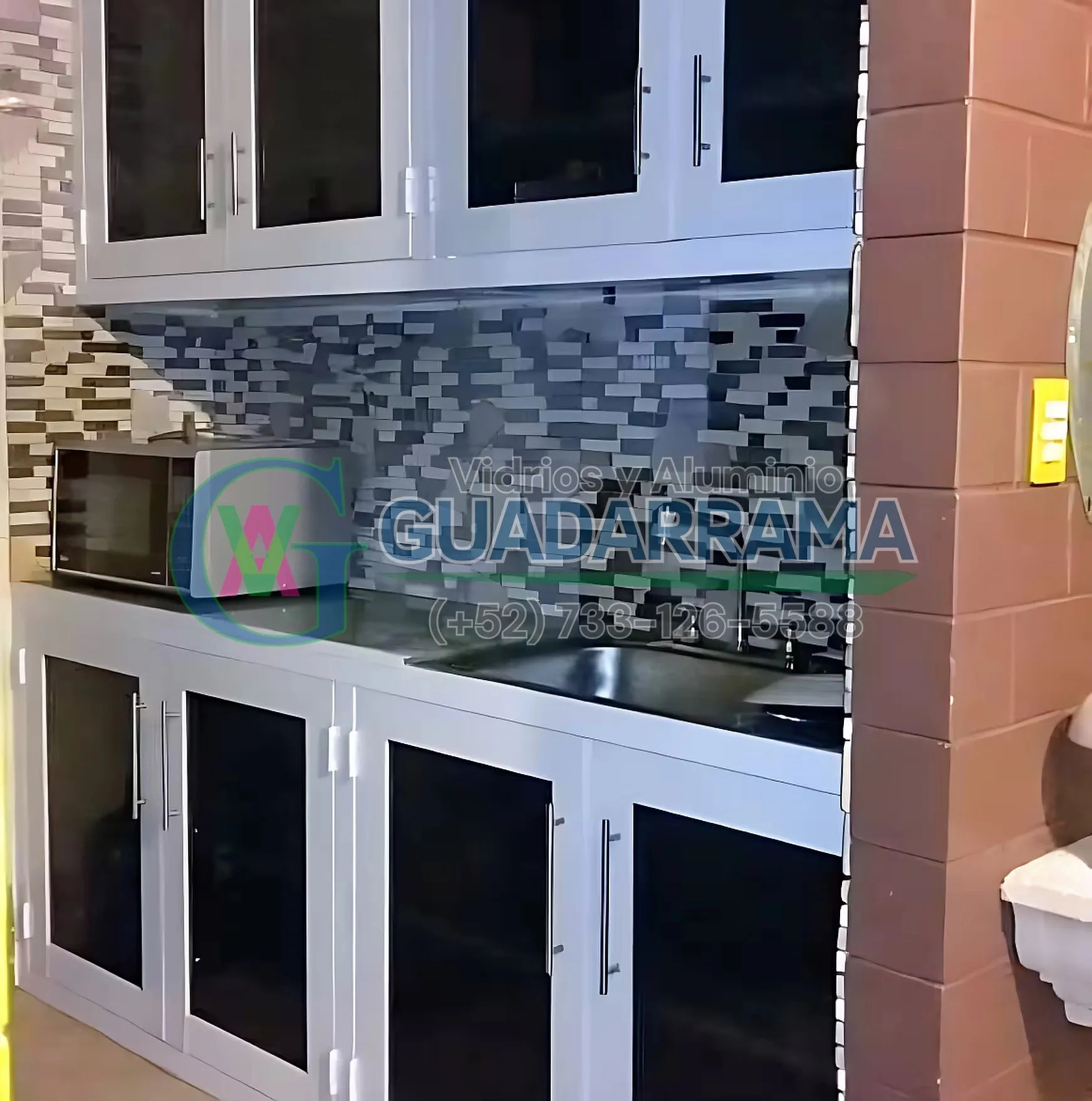 En Vidrios y Aluminio Guadarrama instalamos estas puertas abatibles en aluminio blanco con vidrio filtrasol, ideales para la cocinal.