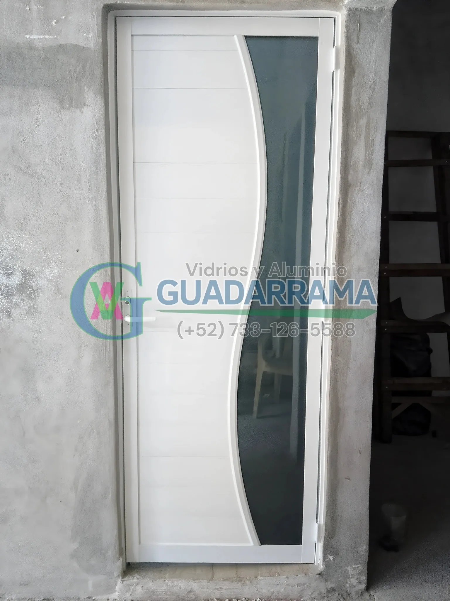 Puerta de baño abatible en aluminio blanco con vidrio filtrasol esmerilado curvo.