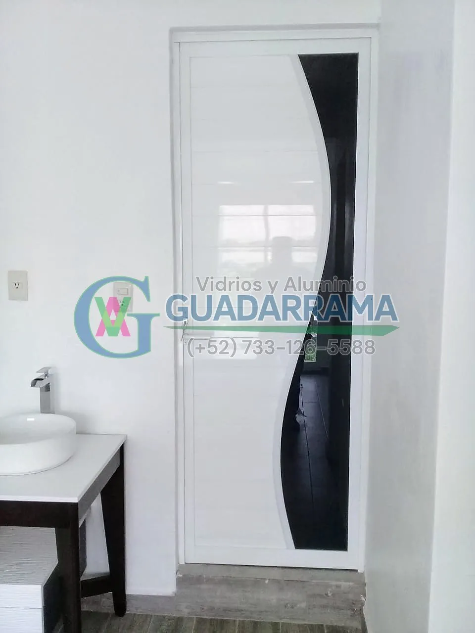 Puerta abatible de baño con diseño curvo en vidrio esmerilado y marco blanco, ideal para darle un toque moderno y limpio a tu espacio.