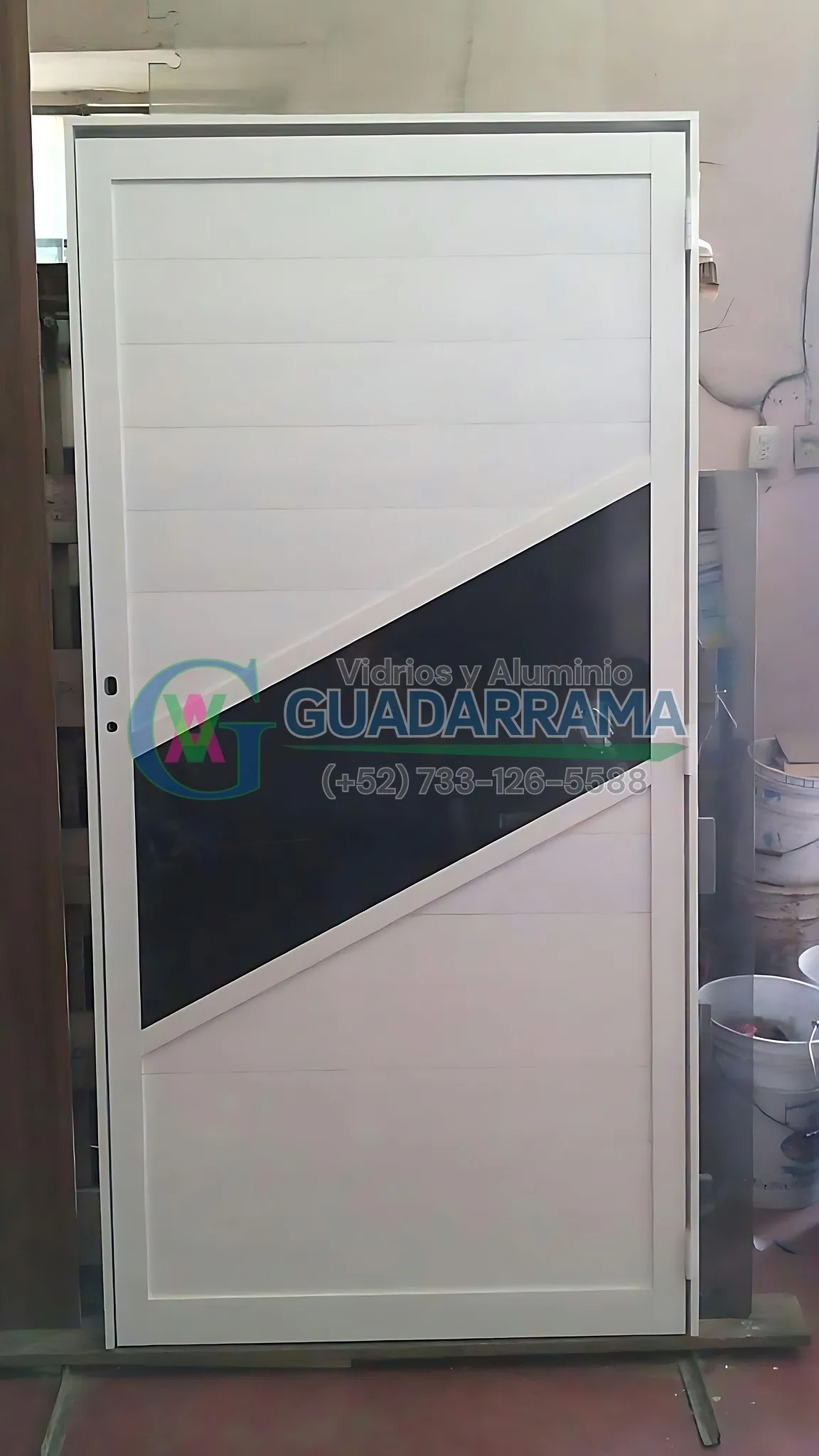 Puerta abatible en aluminio blanco con duela lisa y detalle de vidrio filtrasol esmerilado en diagonal, ideal para separar espacios sin perder privacidad ni entrada de luz natural.