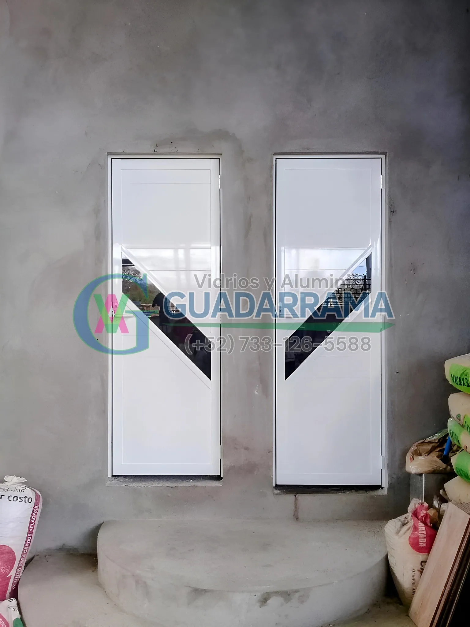 Una puerta abatible para exterior con marco blanco y vidrio templado filtrasol.