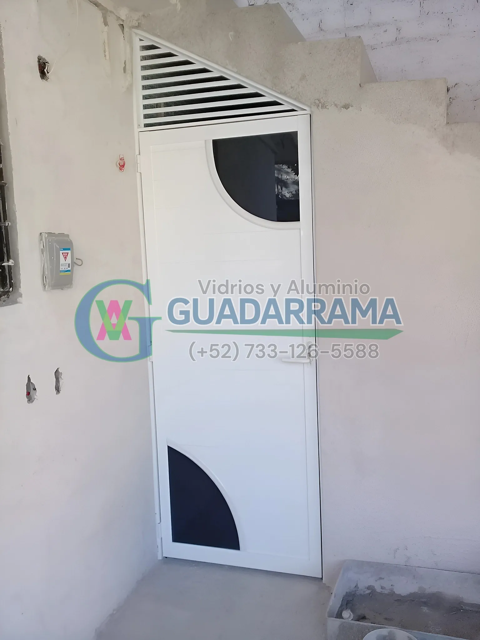 Puerta abatible de aluminio blanco con panel de vidrio filtrasol, ideal para divisiones que necesitan luz pero sin sacrificar privacidad.