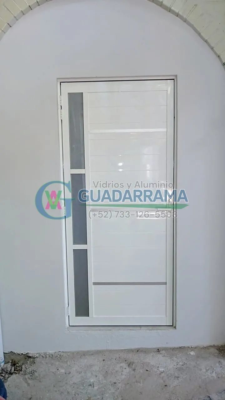 Puerta abatible de aluminio blanco con vidrio filtrasol.