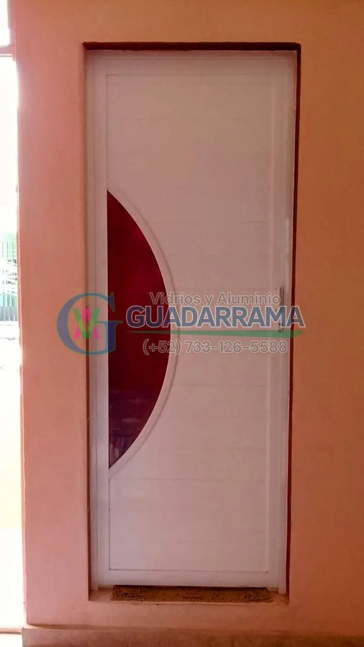 Puerta para exterior de aluminio blanco y vidrio tintex esmerilado.