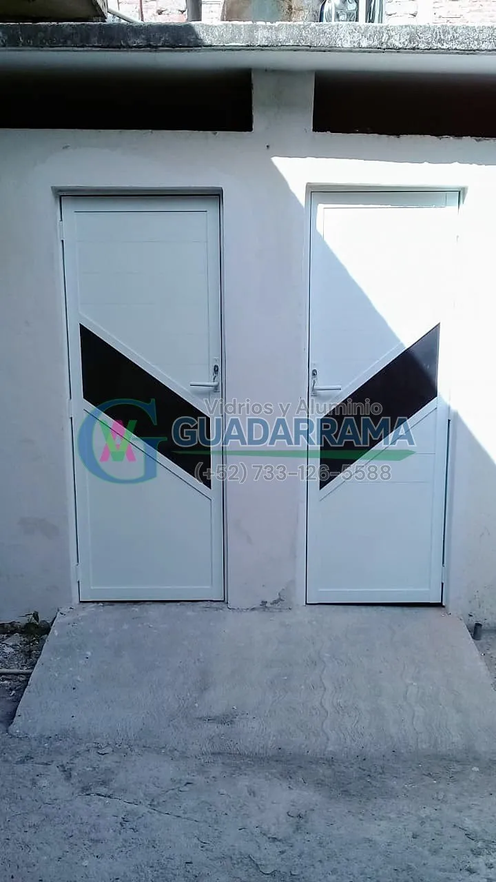 Puerta abatible de aluminio blanco para exterior, con vidrio tintex esmerilado y un diseño de línea.