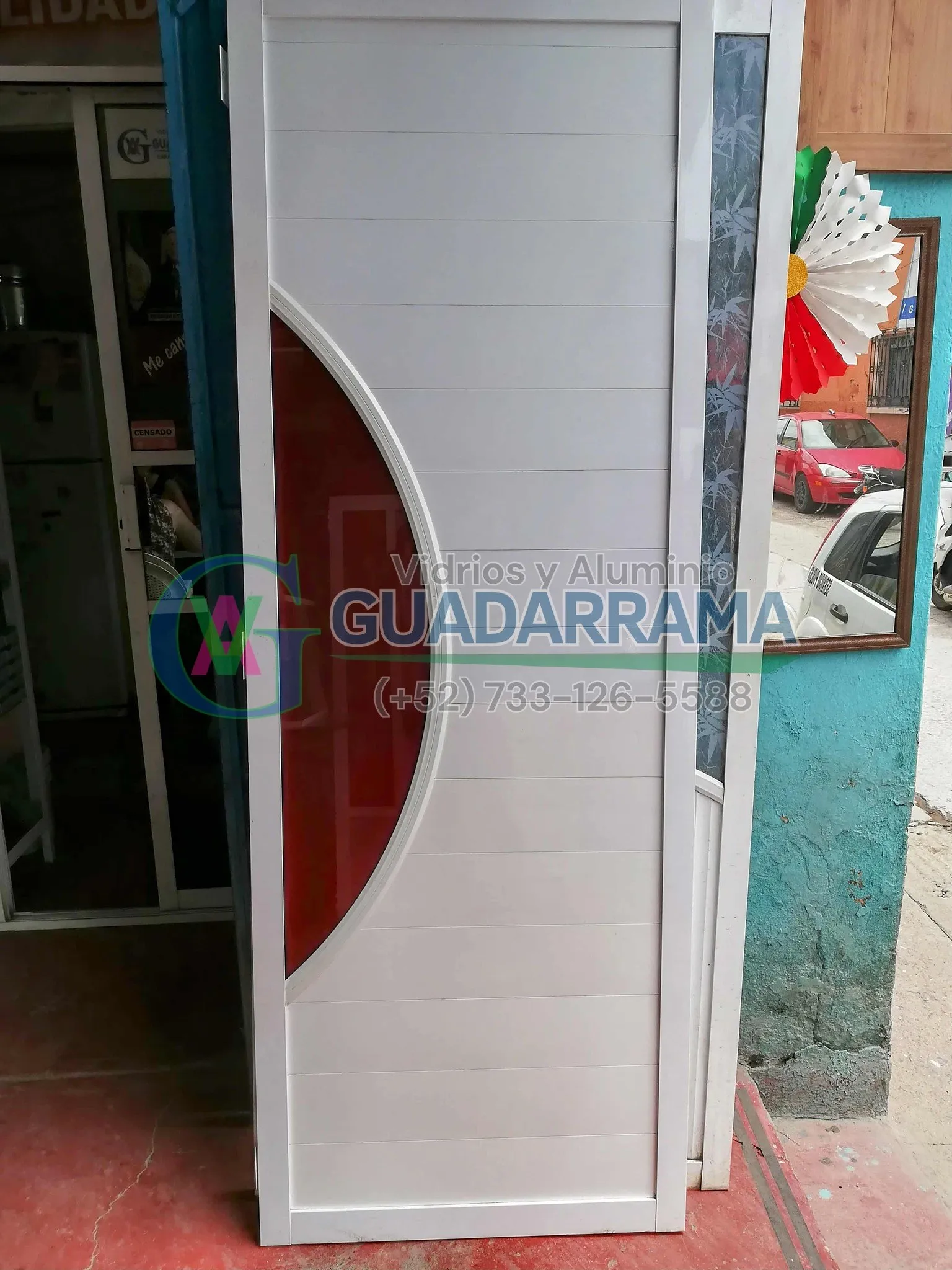 El detalle hace la diferencia en este baño: puerta abatible de aluminio en blanco con vidrio transparente curvo y una película decorativa color vino que aporta elegancia y privacid