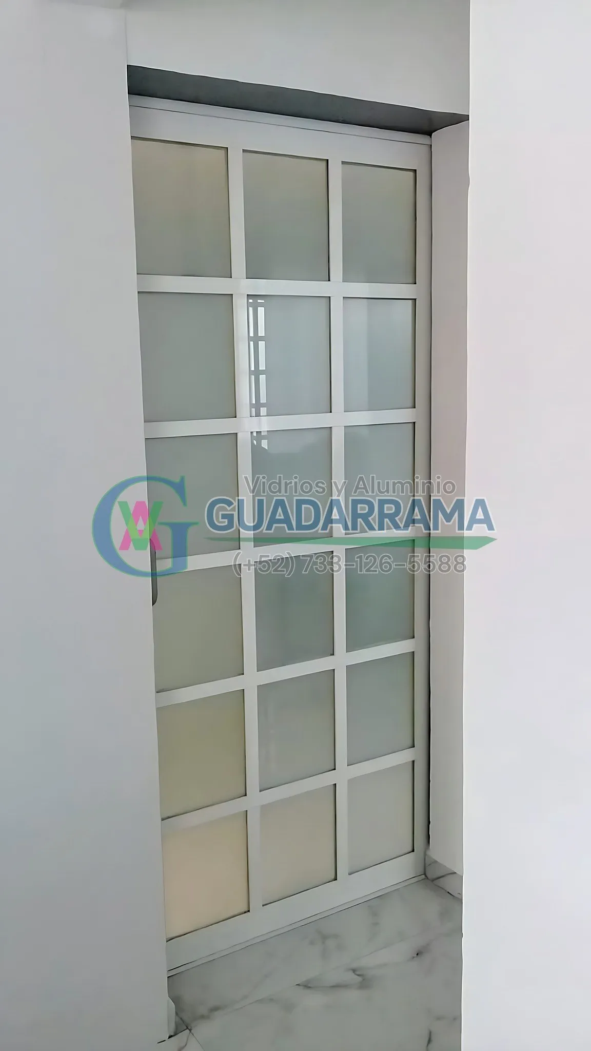 Puerta de aluminio blanco con vidrio transparente.