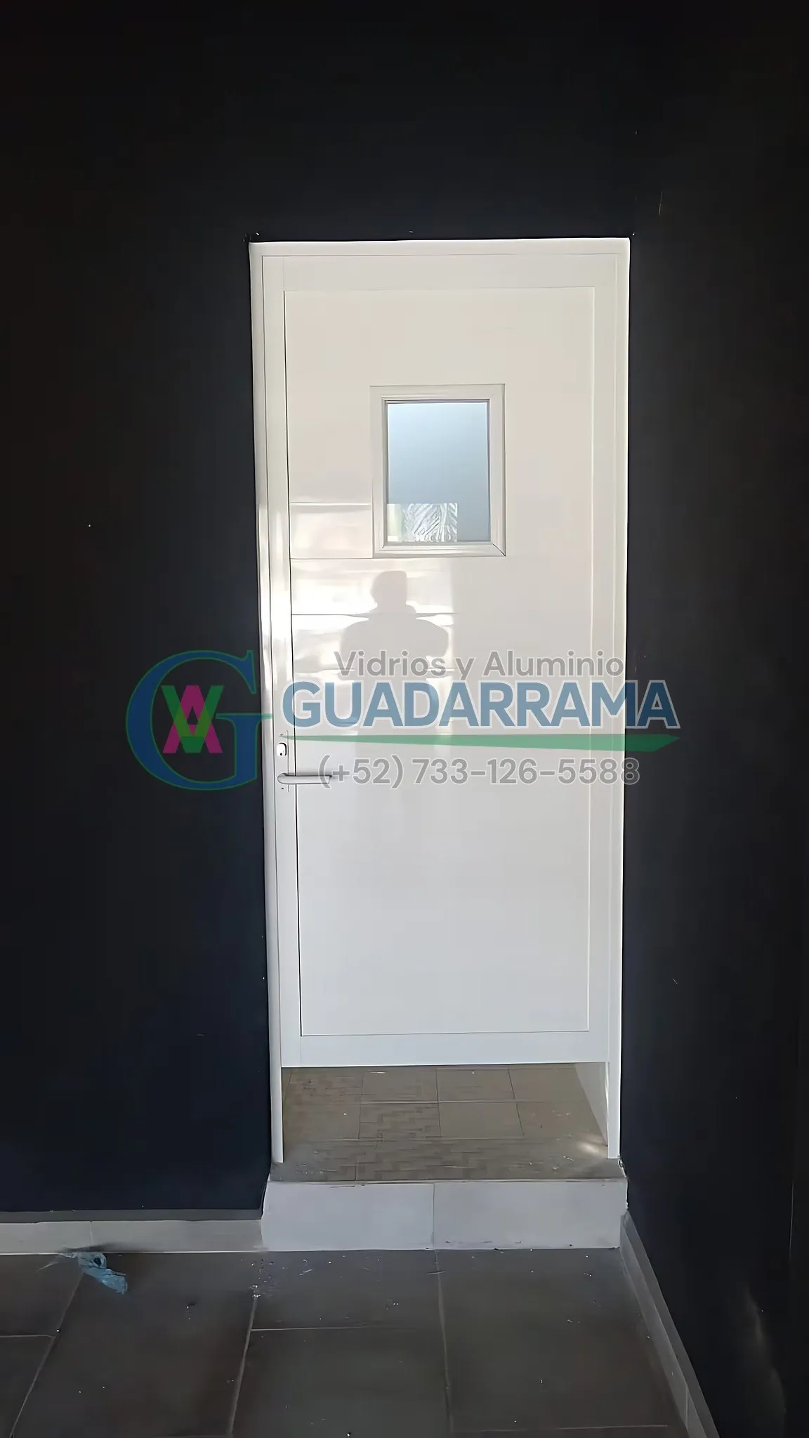 Puerta abatible en aluminio blanco con vidrio templado esmerilado: la combinación perfecta para dejar pasar la luz sin perder privacidad.