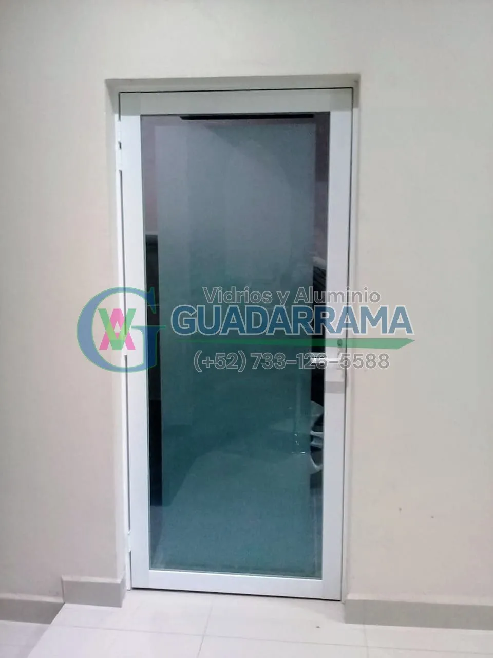 Una puerta abatible con vidrio, ideal para oficinas.