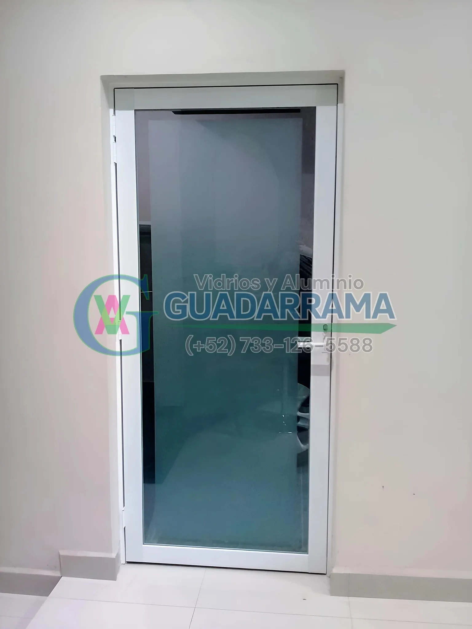 Puerta abatible en aluminio blanco con vidrio templado esmerilado: privacidad y paso de luz en cada área de tu hogar o negocio.