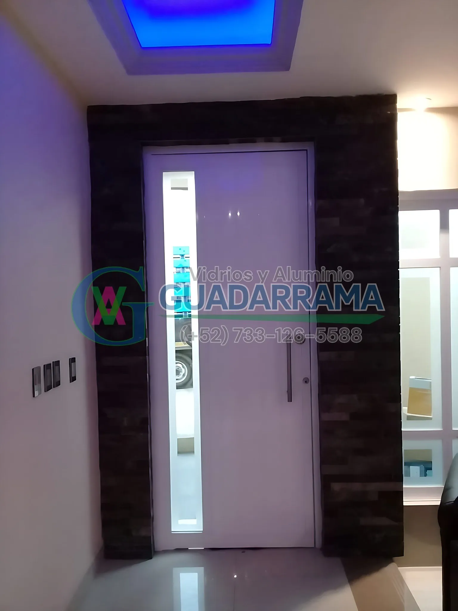 Puerta abatible en acabado blanco con duela lisa y jaladera tipo h.