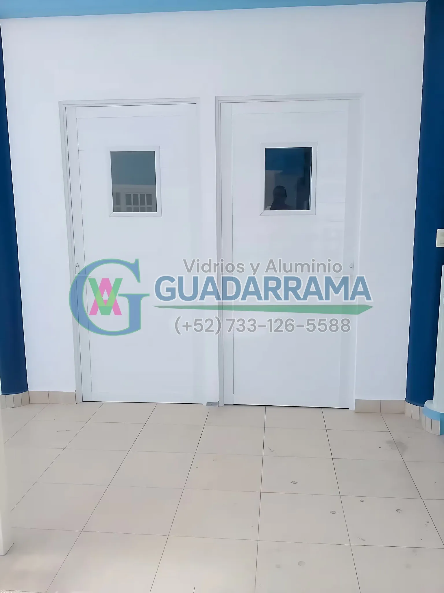 Dos puertas abatibles en blanco con duela lisa y vidrio transparente, pensadas para oficina.