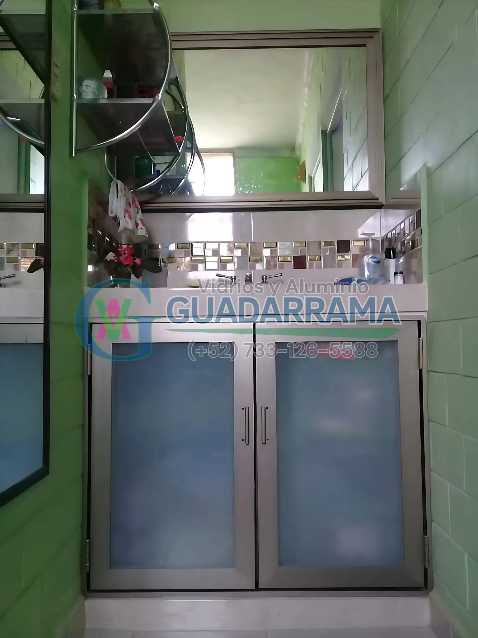 El vidrio transparente con acabado esmerilado es perfecto para el baño: deja pasar la luz natural y resguarda tu privacidad.