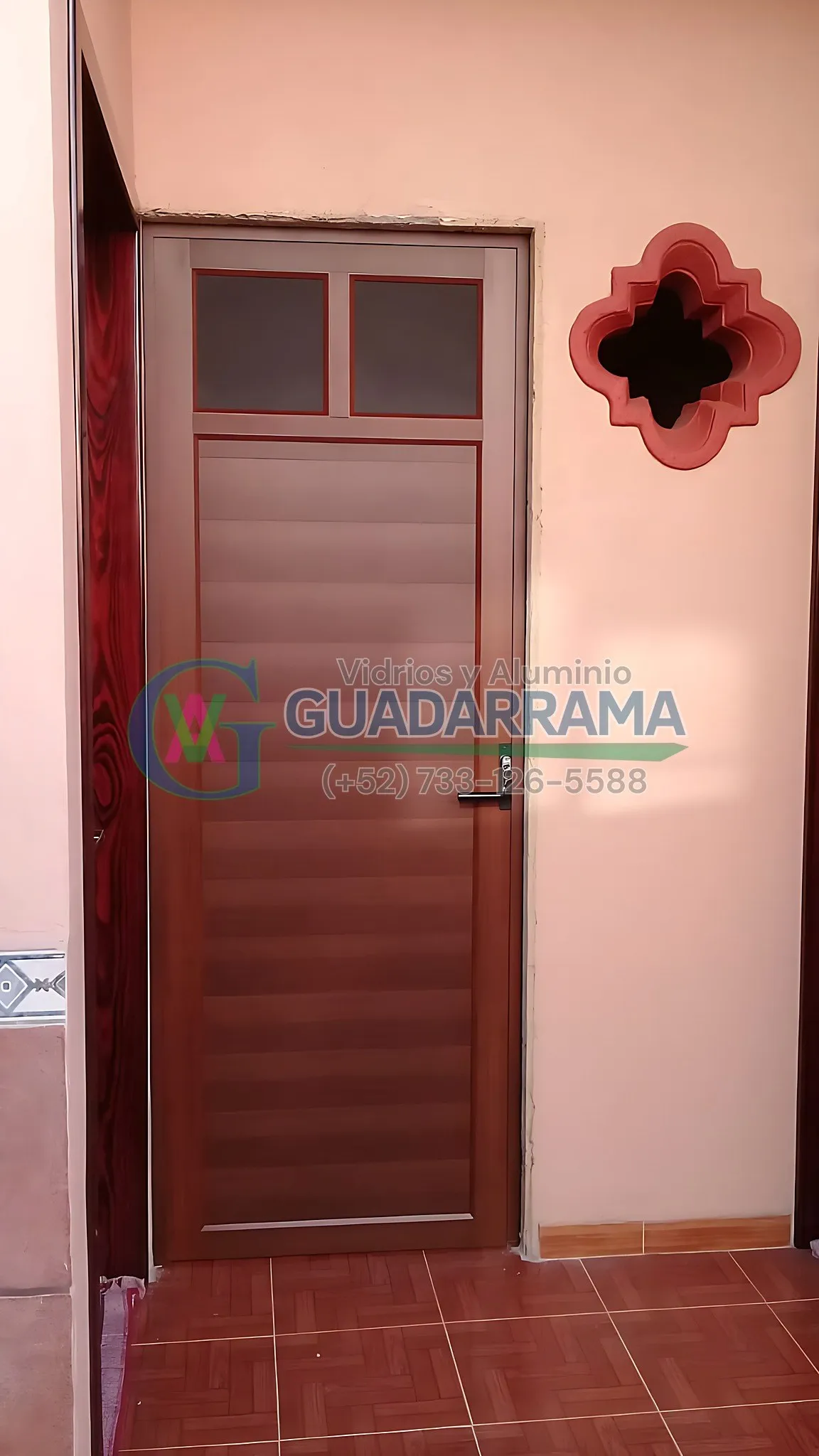 Puerta abatible de madera con duela lisa y panel de vidrio esmerilado: equilibrio entre luz y privacidad para tus espacios.