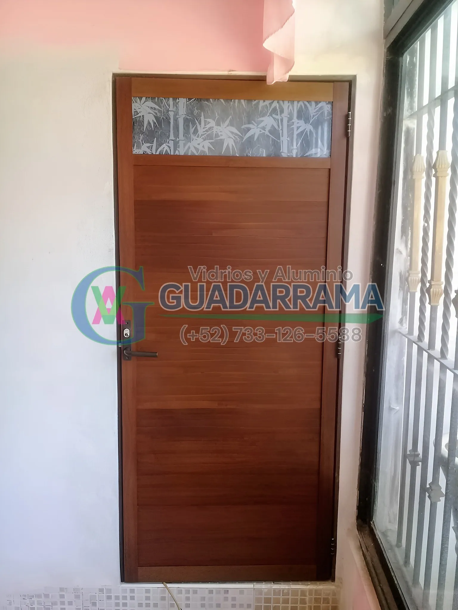 Puerta abatible de madera con un toque especial: una película decorativa en la parte superior.
