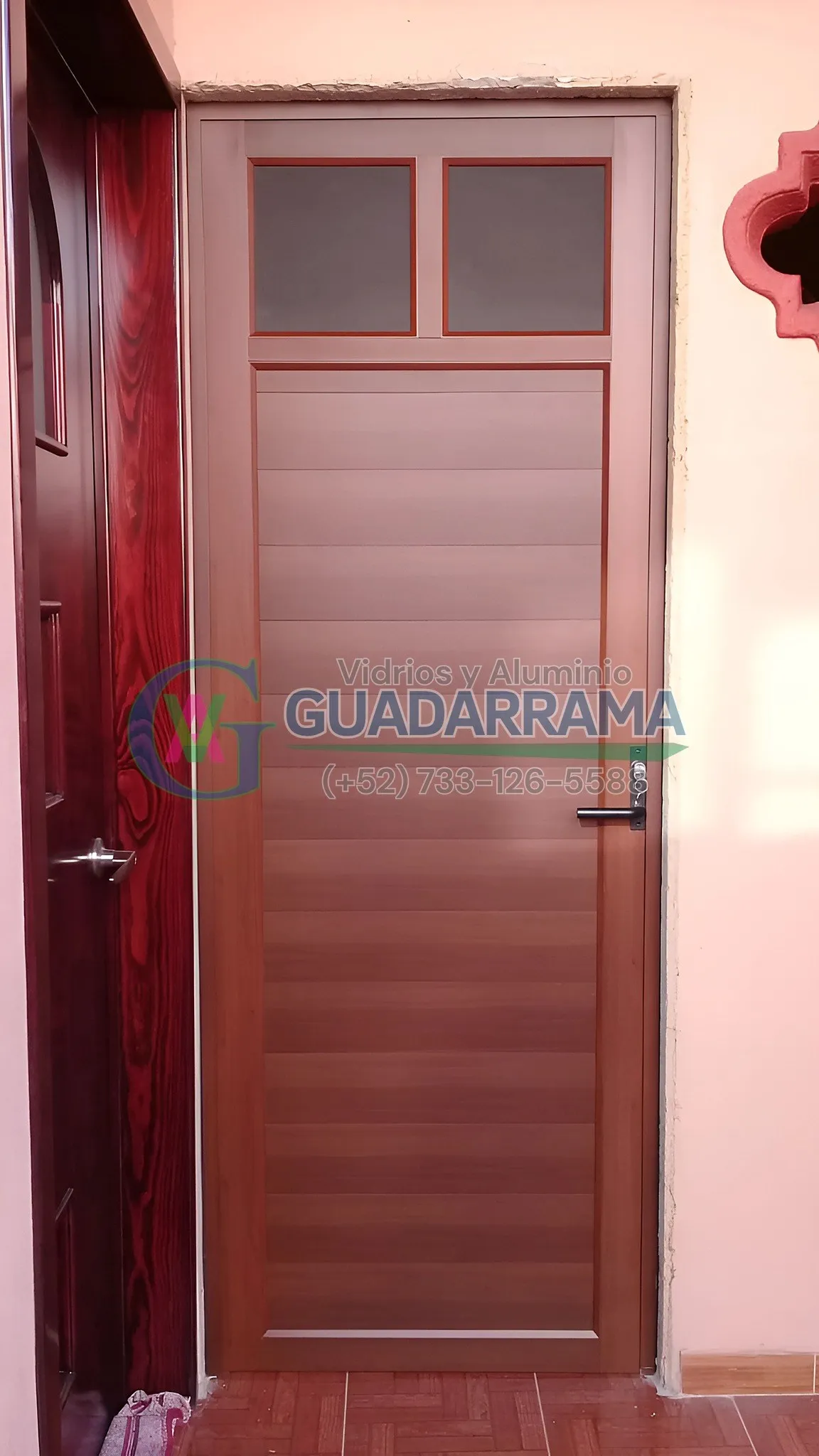 Puerta de madera con panel de vidrio filtrasol, modelo abatible.